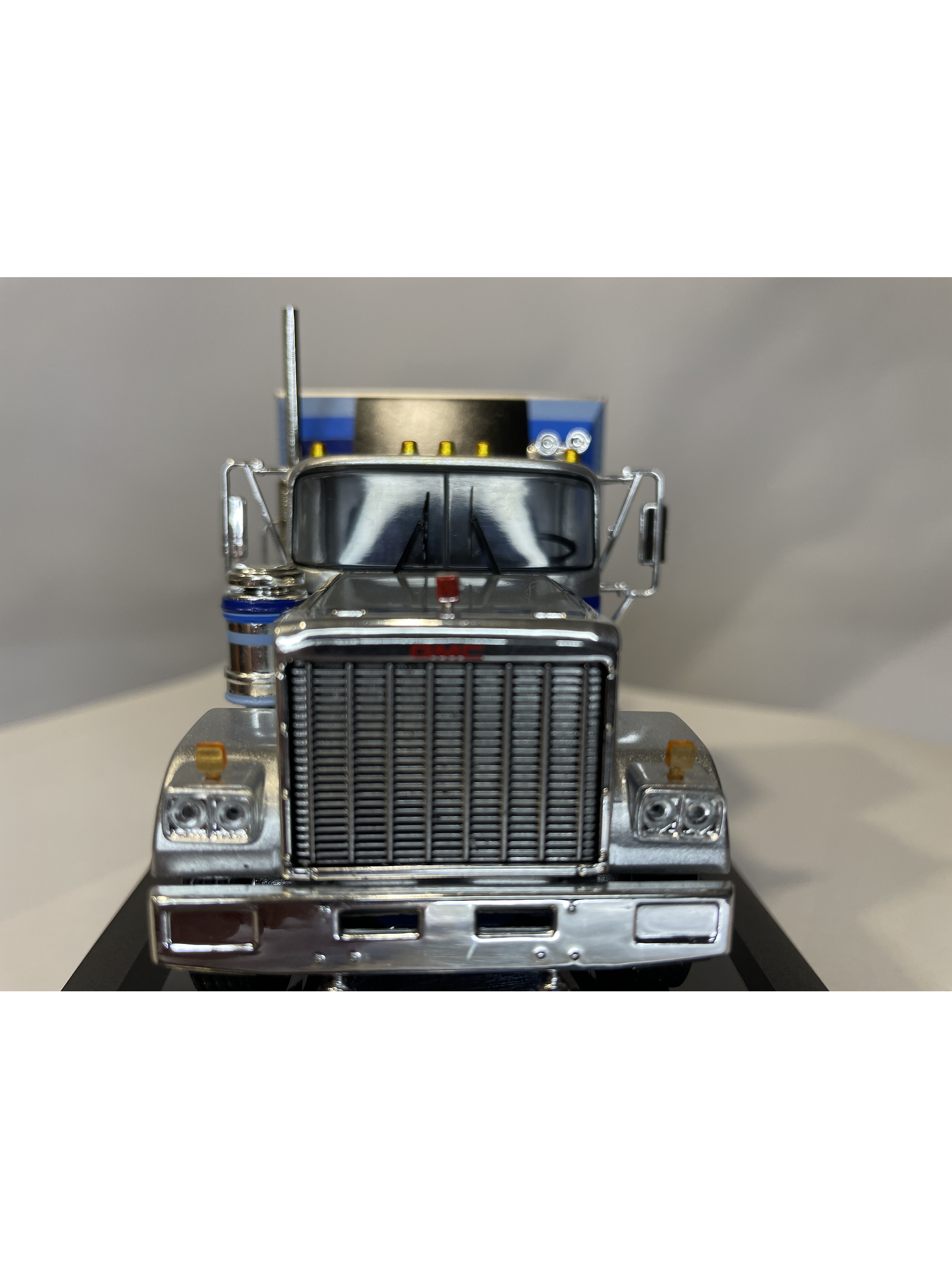 GMC General 1980 – Ixo Models 1:43 – Ícono Americano de Potencia 2