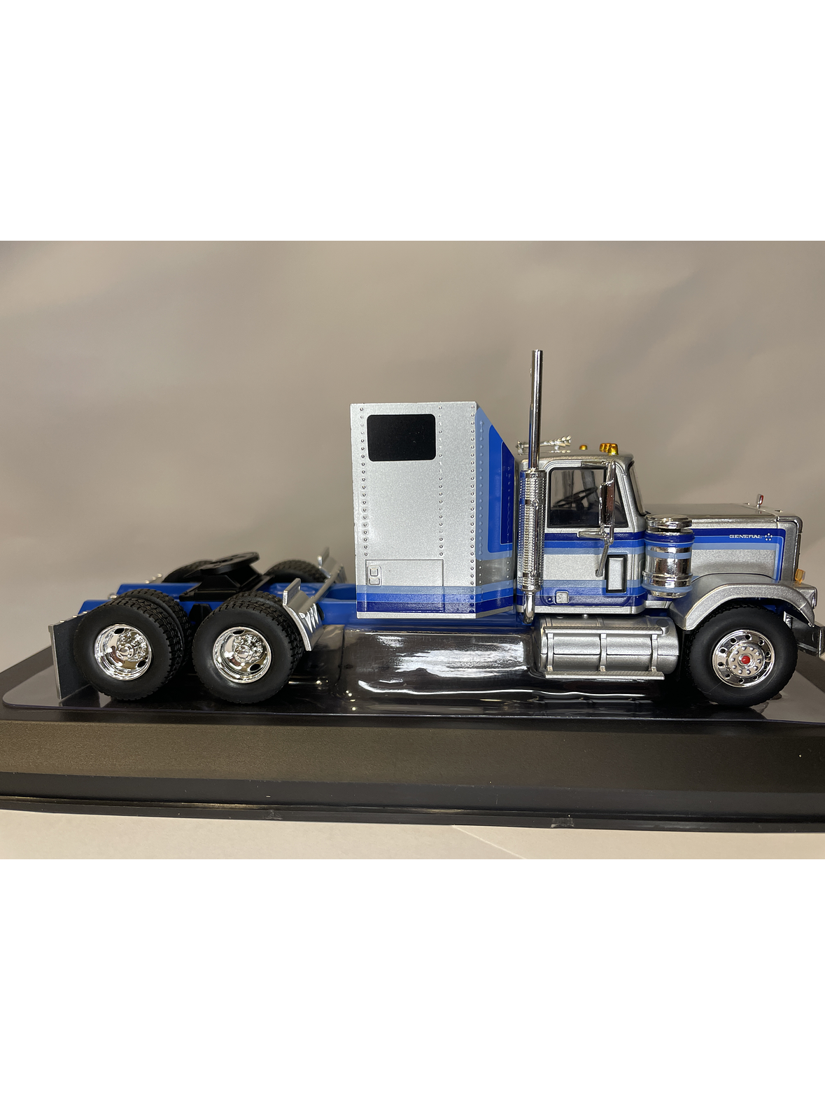 GMC General 1980 – Ixo Models 1:43 – Ícono Americano de Potencia 4