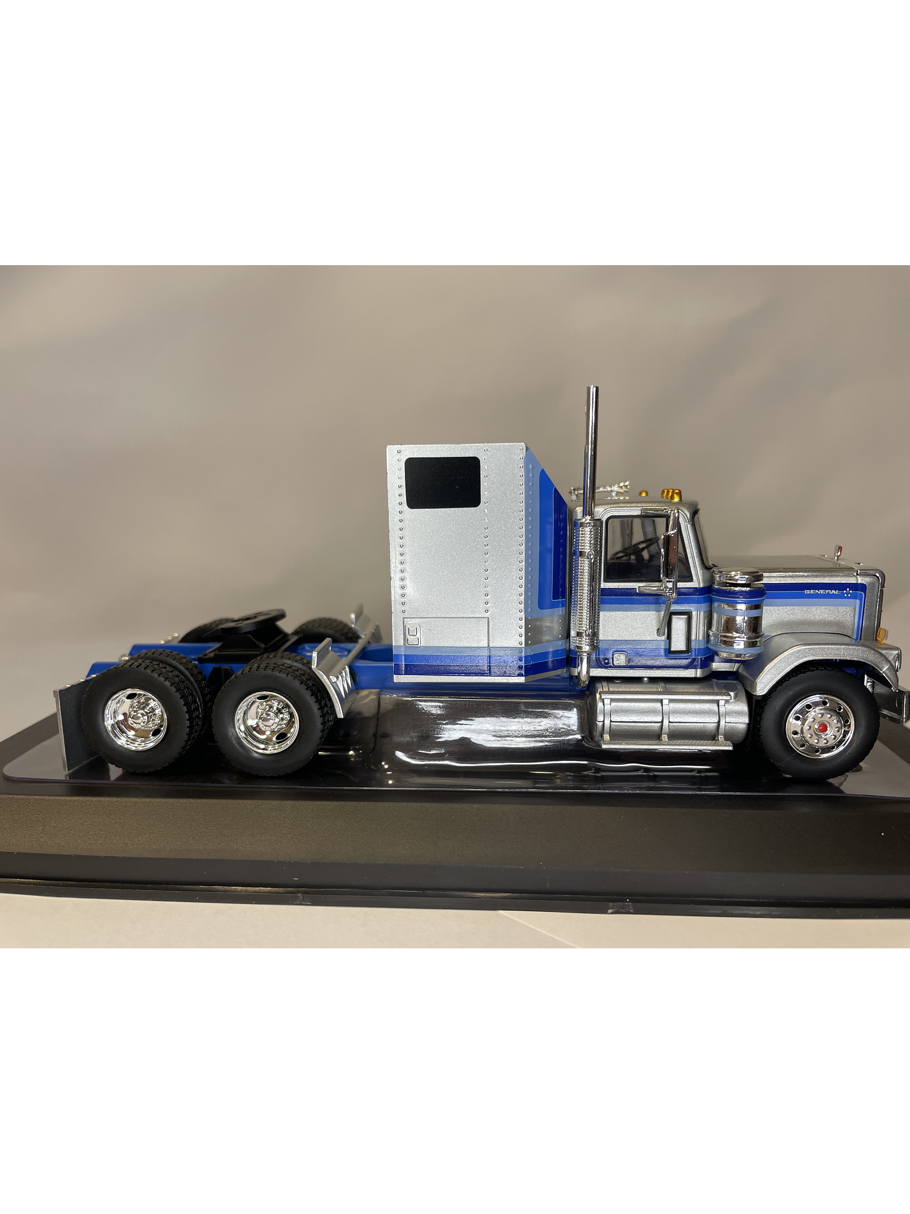 GMC General 1980 – Ixo Models 1:43 – Ícono Americano de Potencia 4