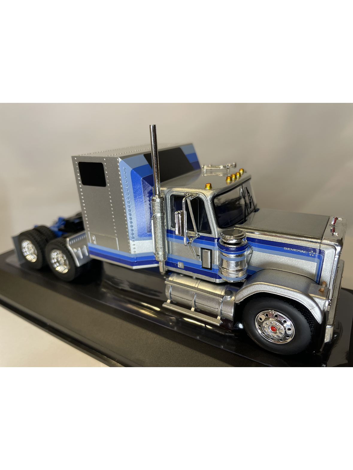 GMC General 1980 – Ixo Models 1:43 – Ícono Americano de Potencia 9