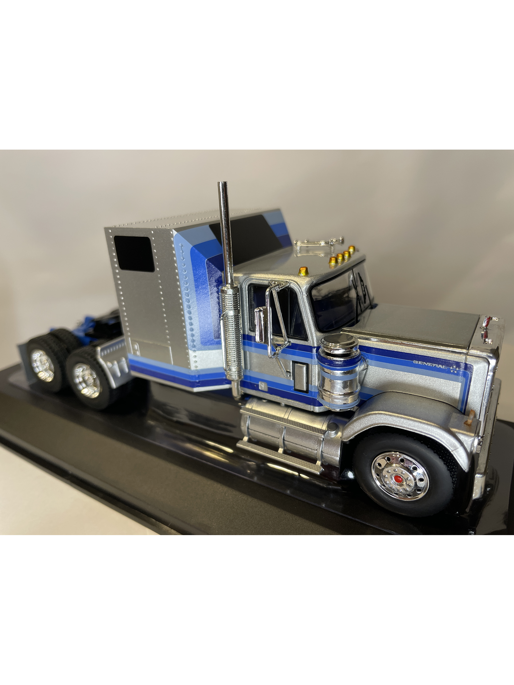 GMC General 1980 – Ixo Models 1:43 – Ícono Americano de Potencia 9