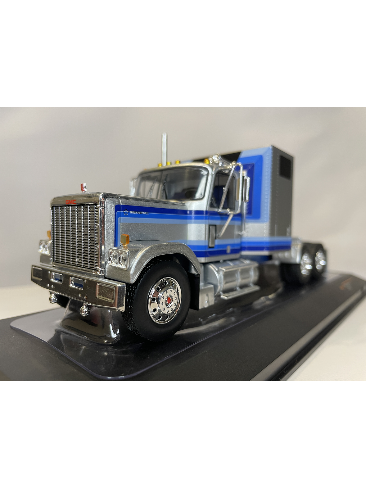 GMC General 1980 – Ixo Models 1:43 – Ícono Americano de Potencia 1