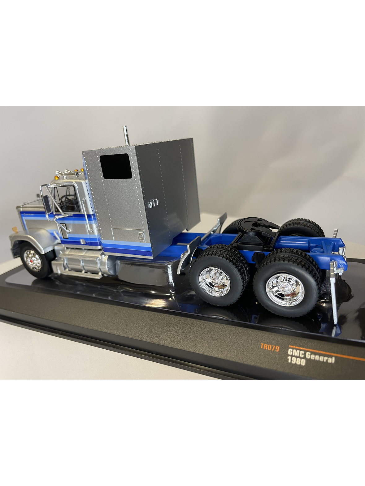 GMC General 1980 – Ixo Models 1:43 – Ícono Americano de Potencia 7