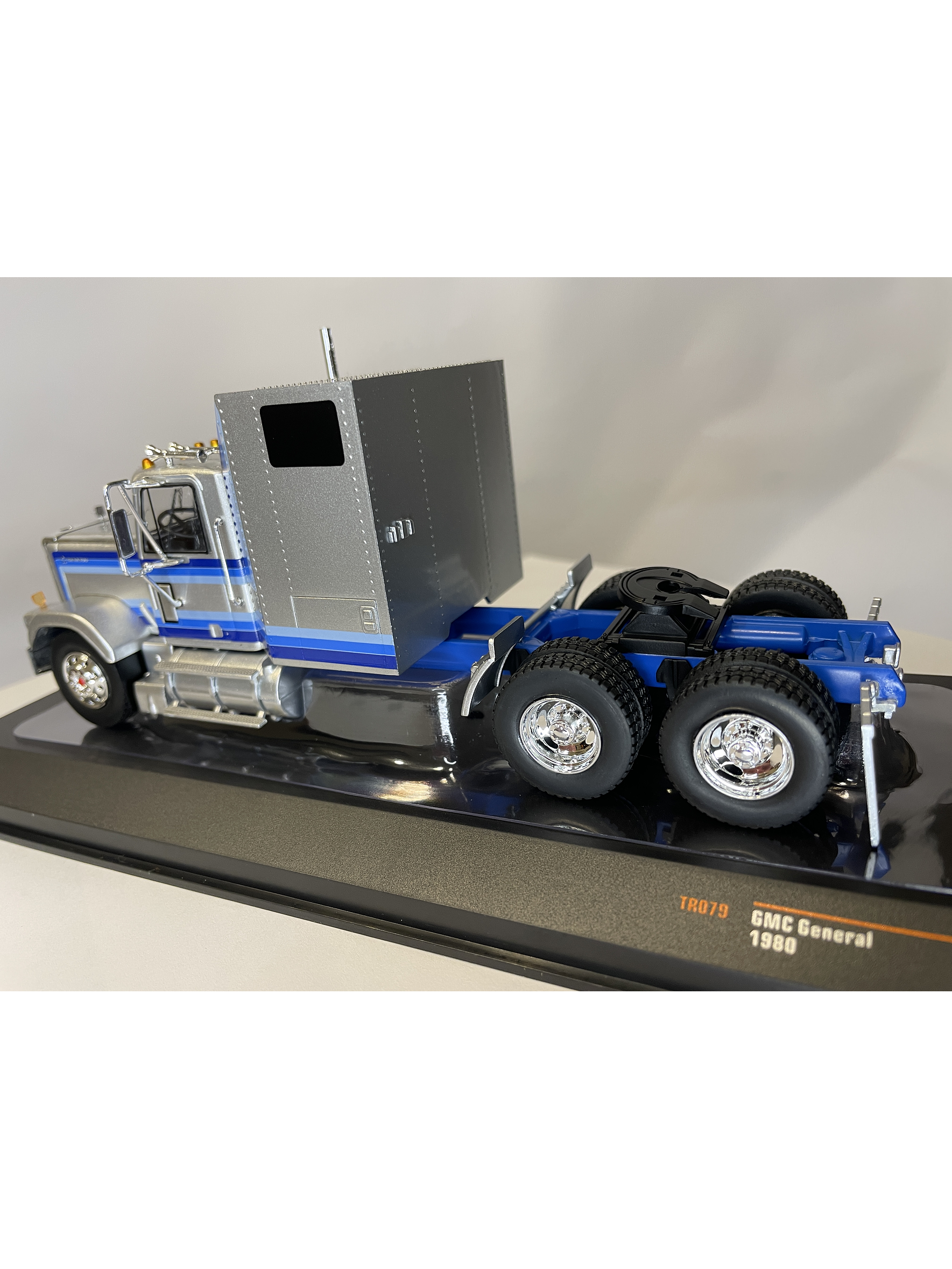 GMC General 1980 – Ixo Models 1:43 – Ícono Americano de Potencia 7