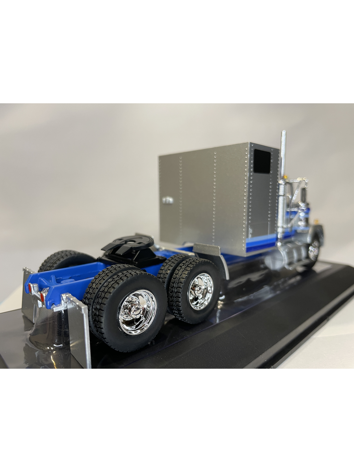 GMC General 1980 – Ixo Models 1:43 – Ícono Americano de Potencia 5