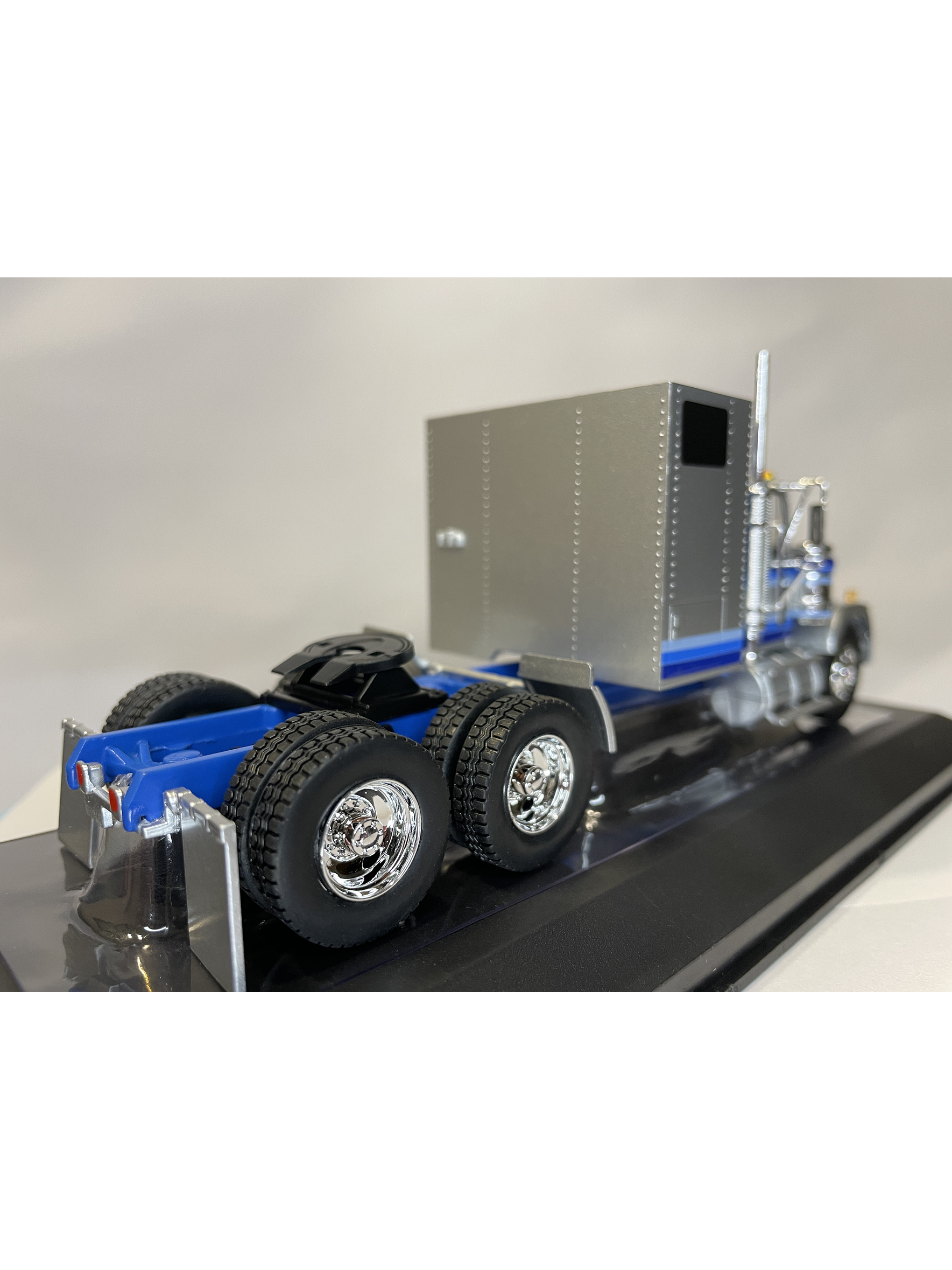 GMC General 1980 – Ixo Models 1:43 – Ícono Americano de Potencia 5