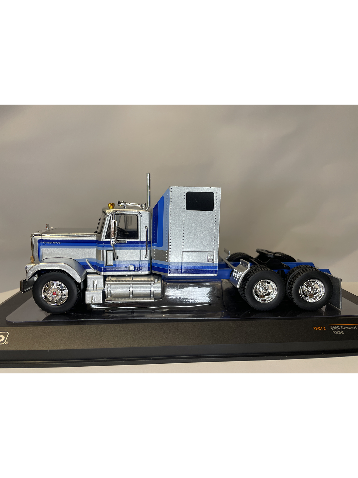 GMC General 1980 – Ixo Models 1:43 – Ícono Americano de Potencia 8