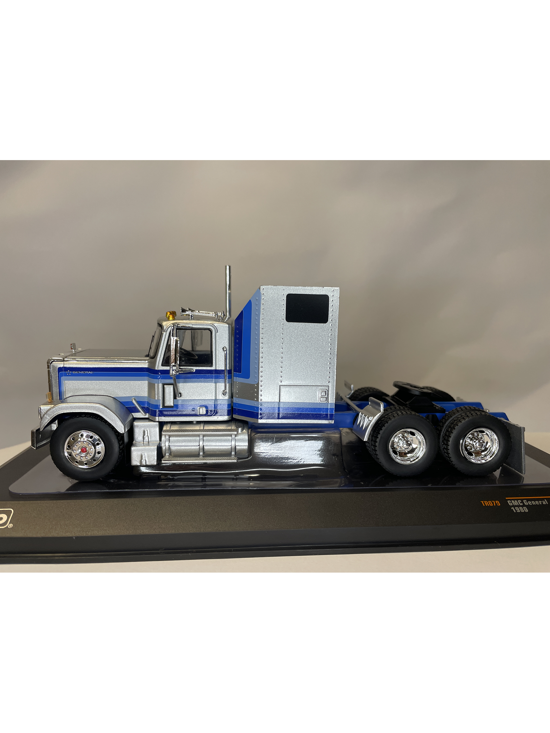 GMC General 1980 – Ixo Models 1:43 – Ícono Americano de Potencia 8