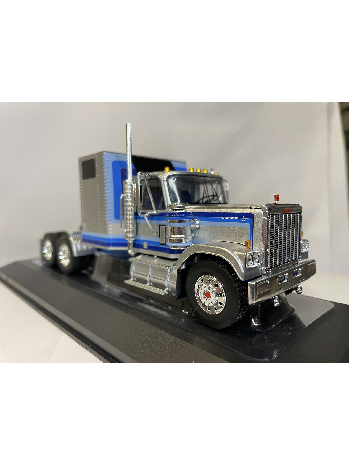 GMC General 1980 – Ixo Models 1:43 – Ícono Americano de Potencia 3