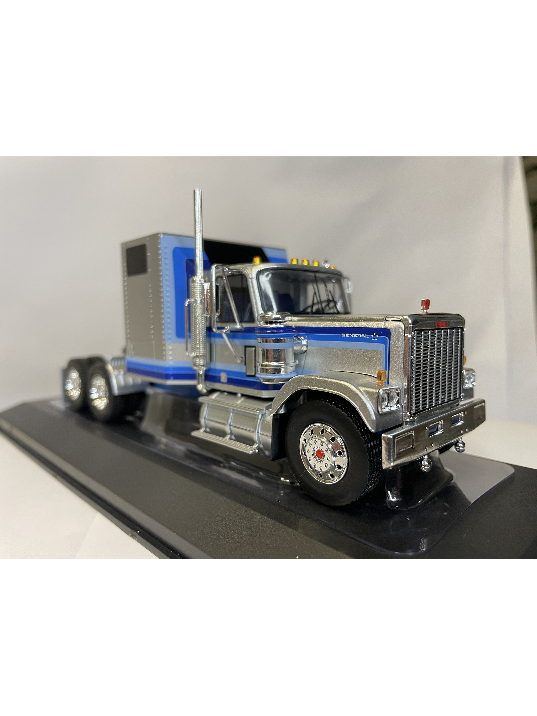 GMC General 1980 – Ixo Models 1:43 – Ícono Americano de Potencia 3