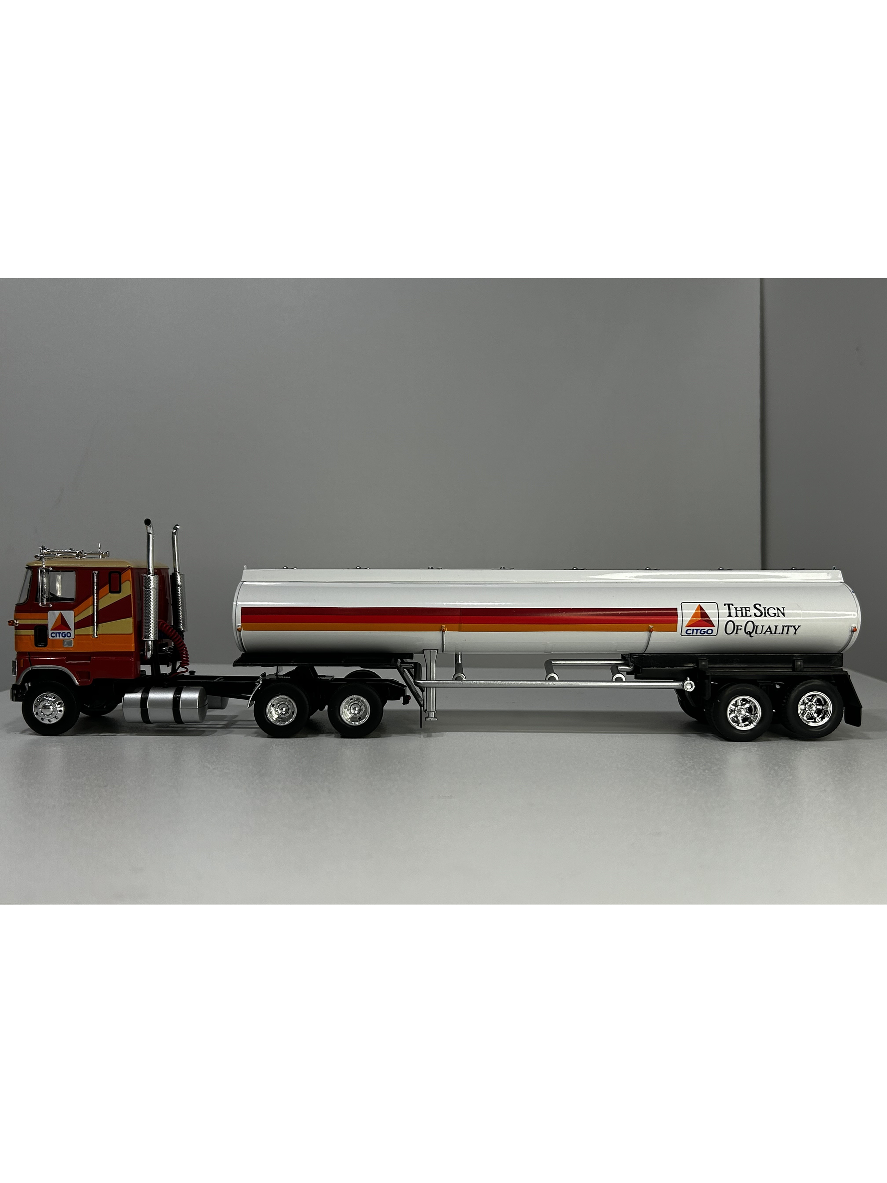Camión Ford CL-9000 1976 Cisterna CITGO 1:43 – Nostalgia del Transporte Americano 12