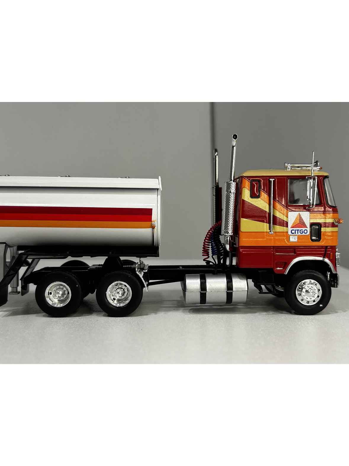 Camión Ford CL-9000 1976 Cisterna CITGO 1:43 – Nostalgia del Transporte Americano 7