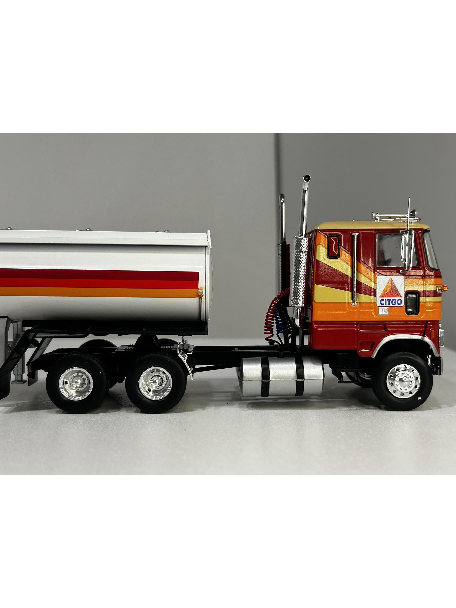 Camión Ford CL-9000 1976 Cisterna CITGO 1:43 – Nostalgia del Transporte Americano 7