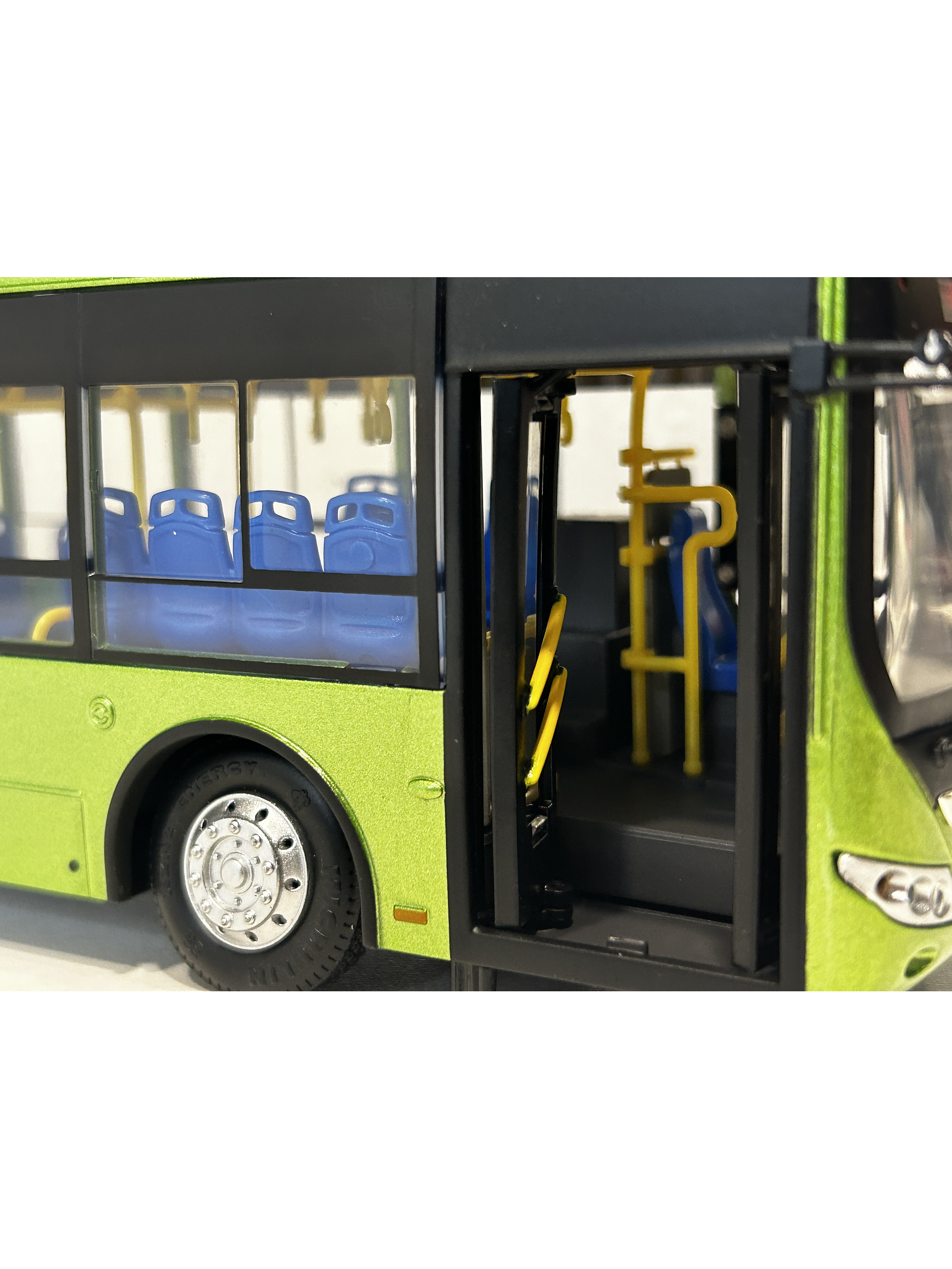 Bus Yutong ZK6128 “E12” (RED movilidad) Miniatura escala 1:42 Die-cast  5