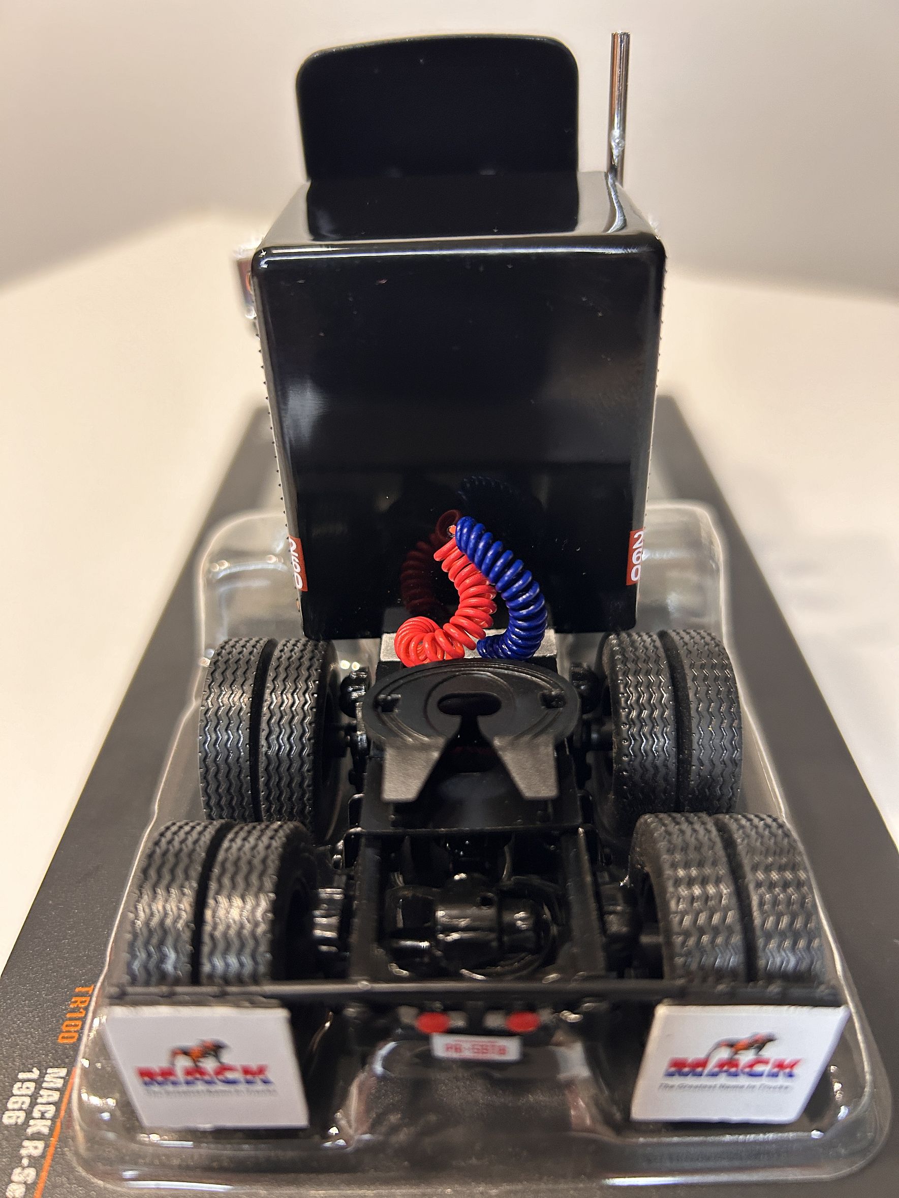 Camión Mack Serie R 1966 – Ixo Models 1:43 – Clásico Americano de Carreteras 7