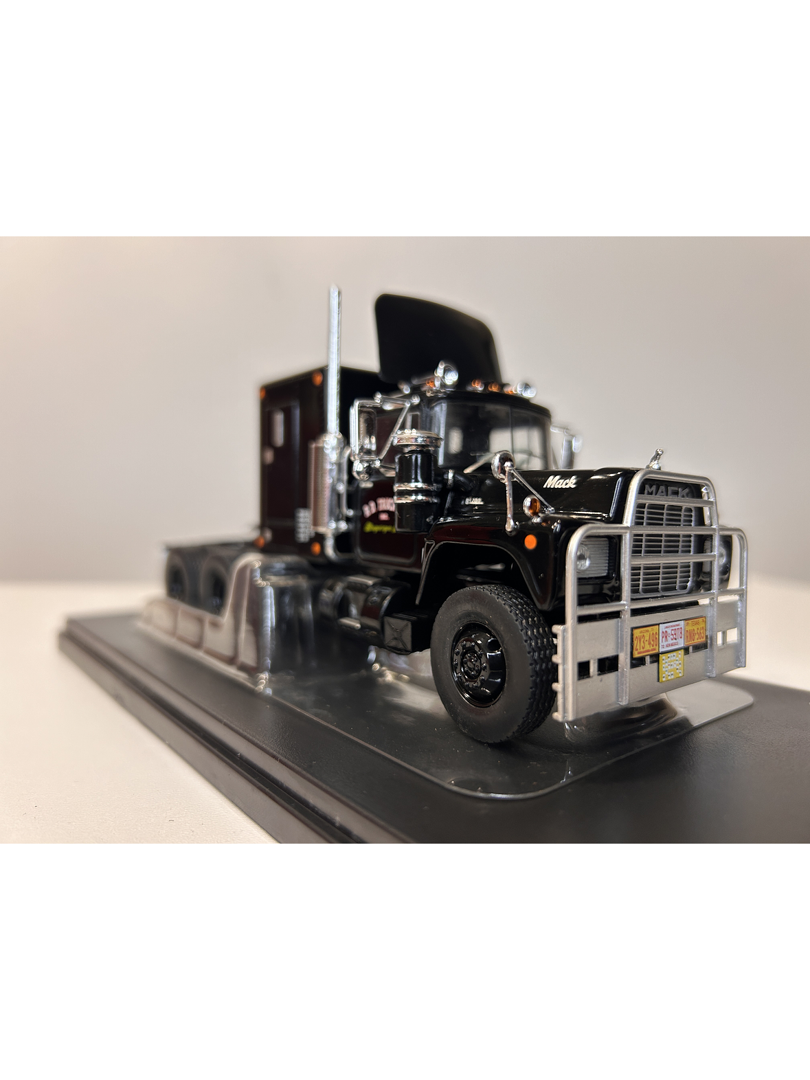 Camión Mack Serie R 1966 – Ixo Models 1:43 – Clásico Americano de Carreteras 4