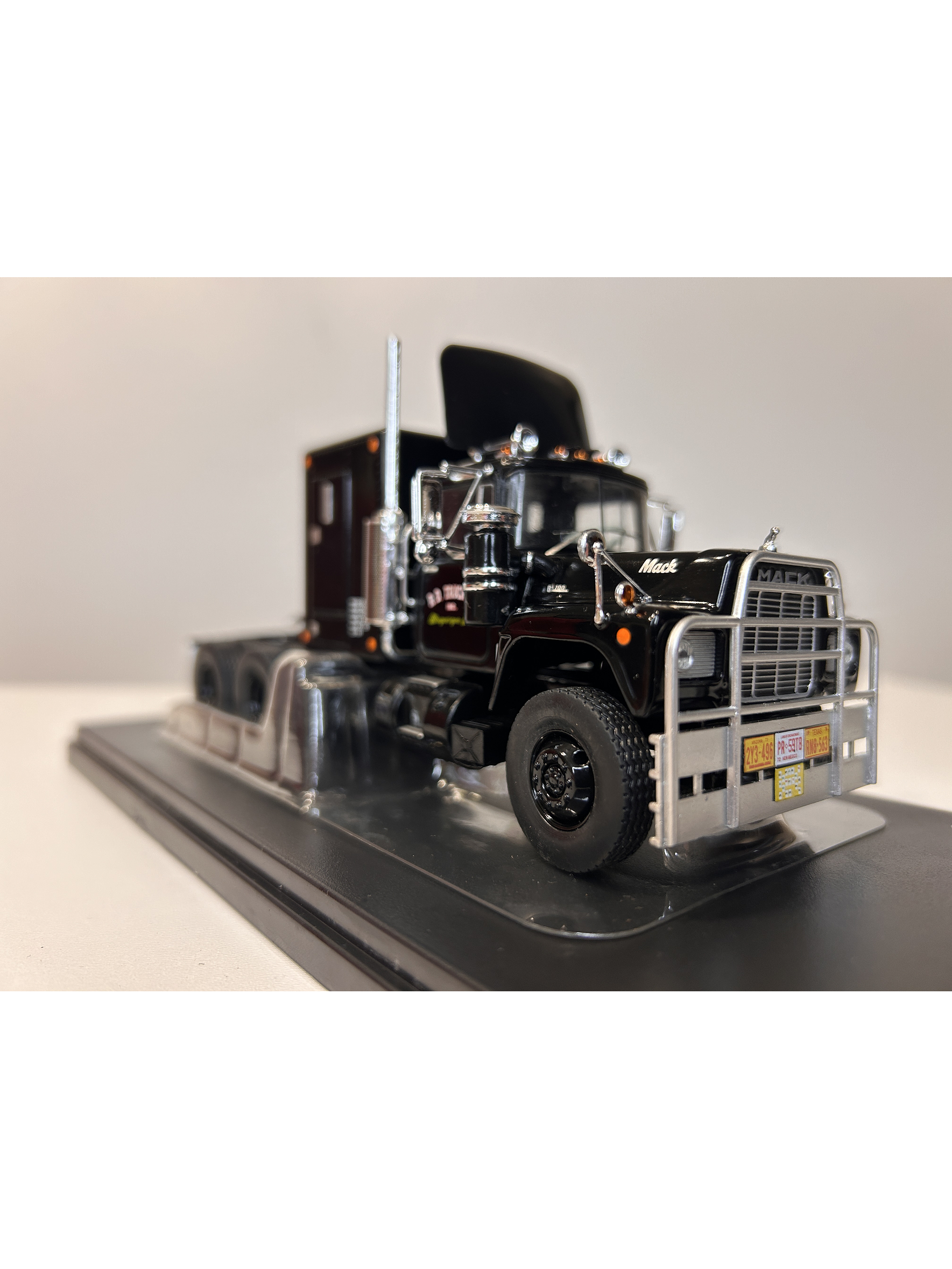 Camión Mack Serie R 1966 – Ixo Models 1:43 – Clásico Americano de Carreteras 4