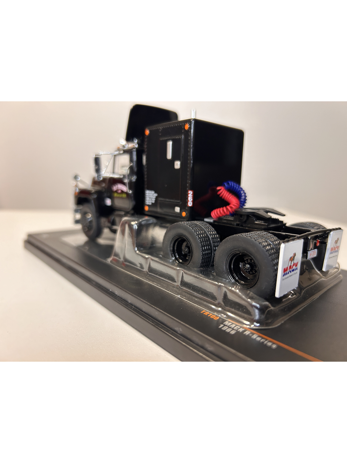 Camión Mack Serie R 1966 – Ixo Models 1:43 – Clásico Americano de Carreteras 8