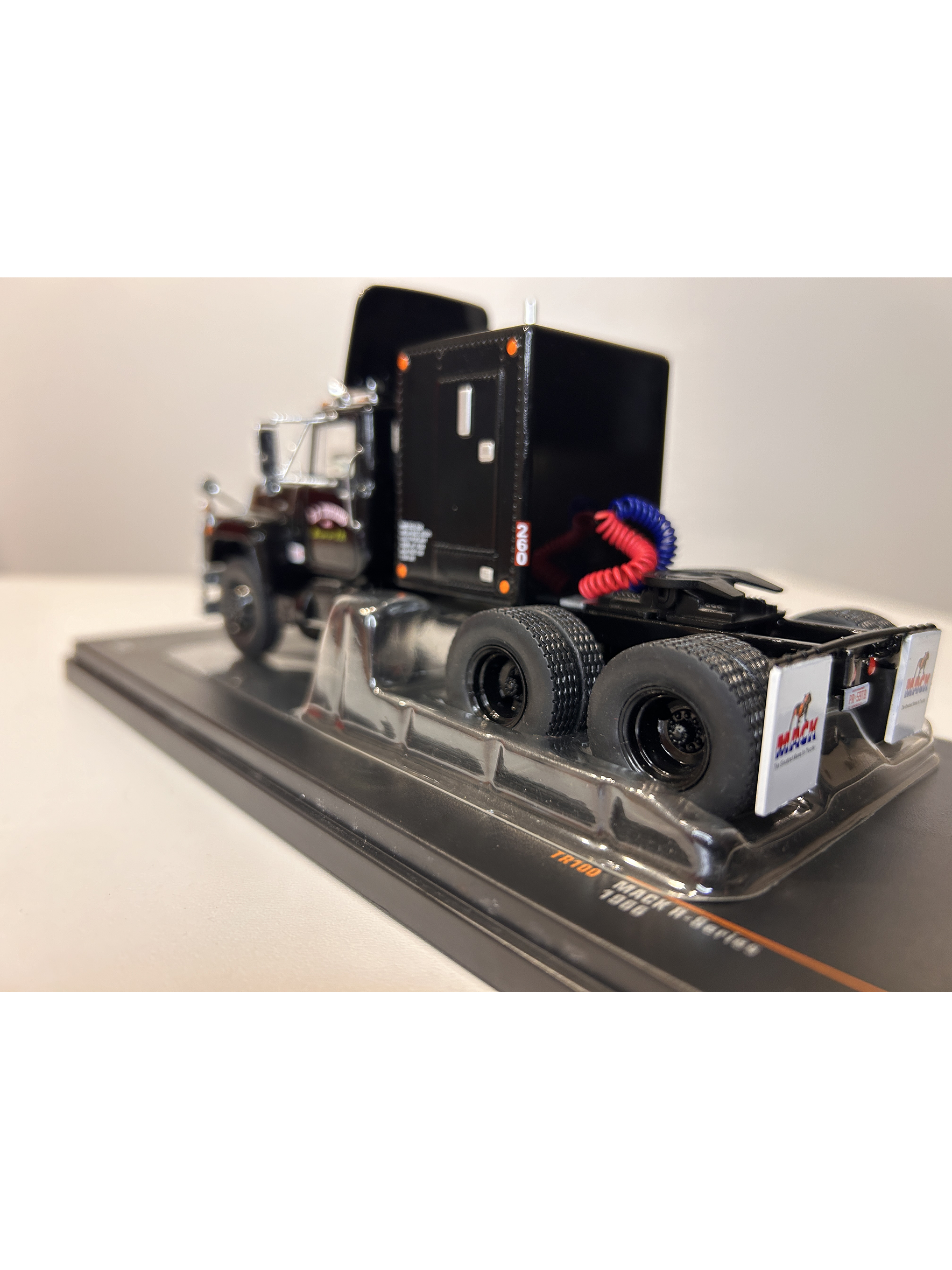 Camión Mack Serie R 1966 – Ixo Models 1:43 – Clásico Americano de Carreteras 8