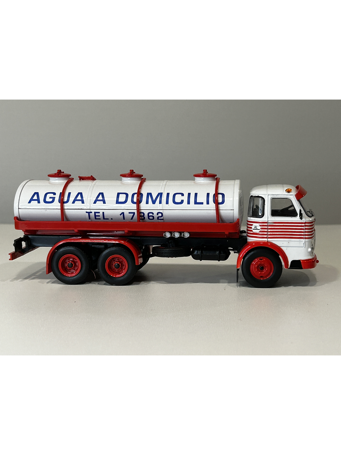 Camión Pegaso Comet 1065 “Agua a Domicilio” 1967 – Altaya/IXO escala 1:43 – Historia en Chile 5