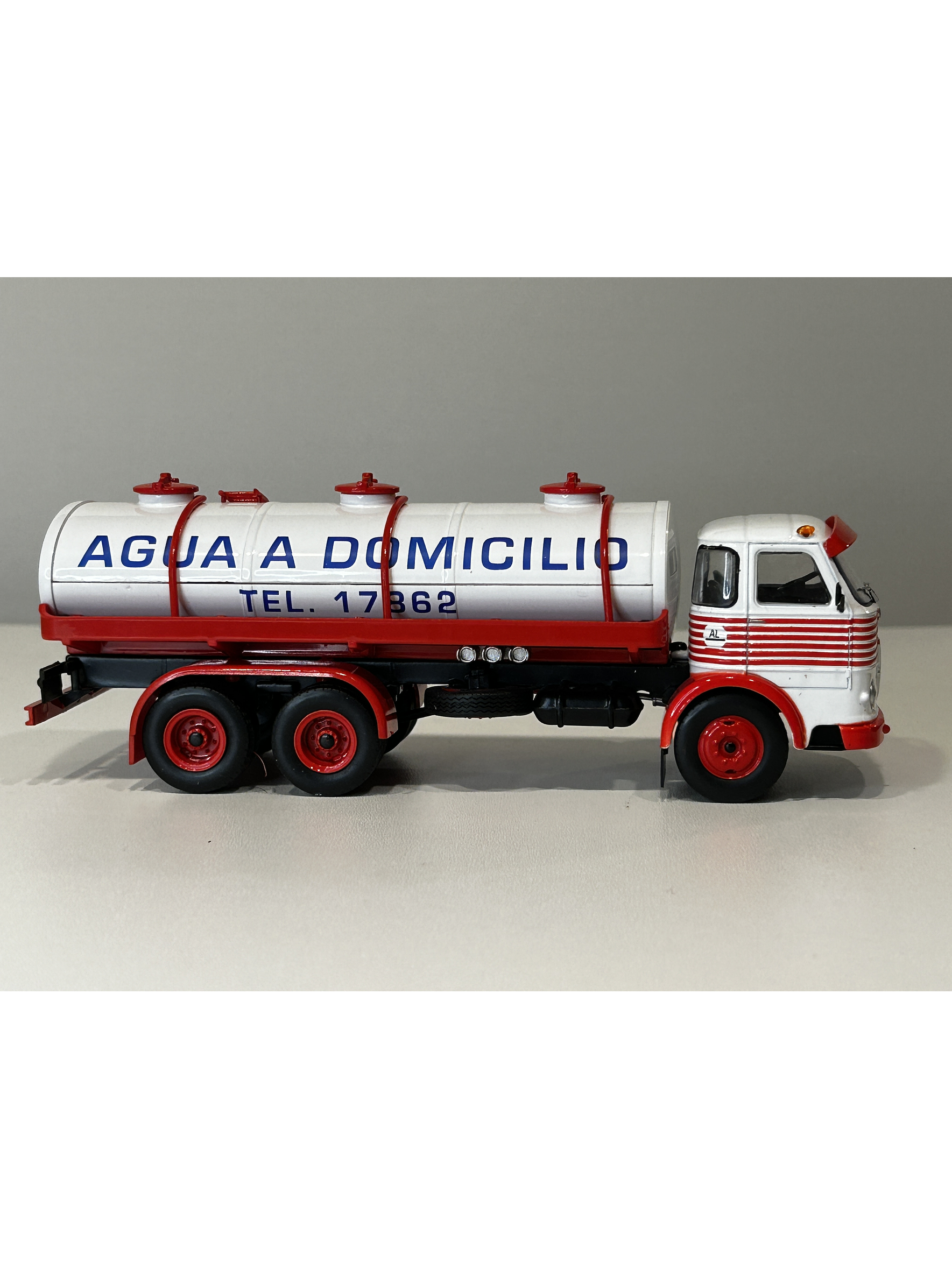 Camión Pegaso Comet 1065 “Agua a Domicilio” 1967 – Altaya/IXO escala 1:43 – Historia en Chile 5