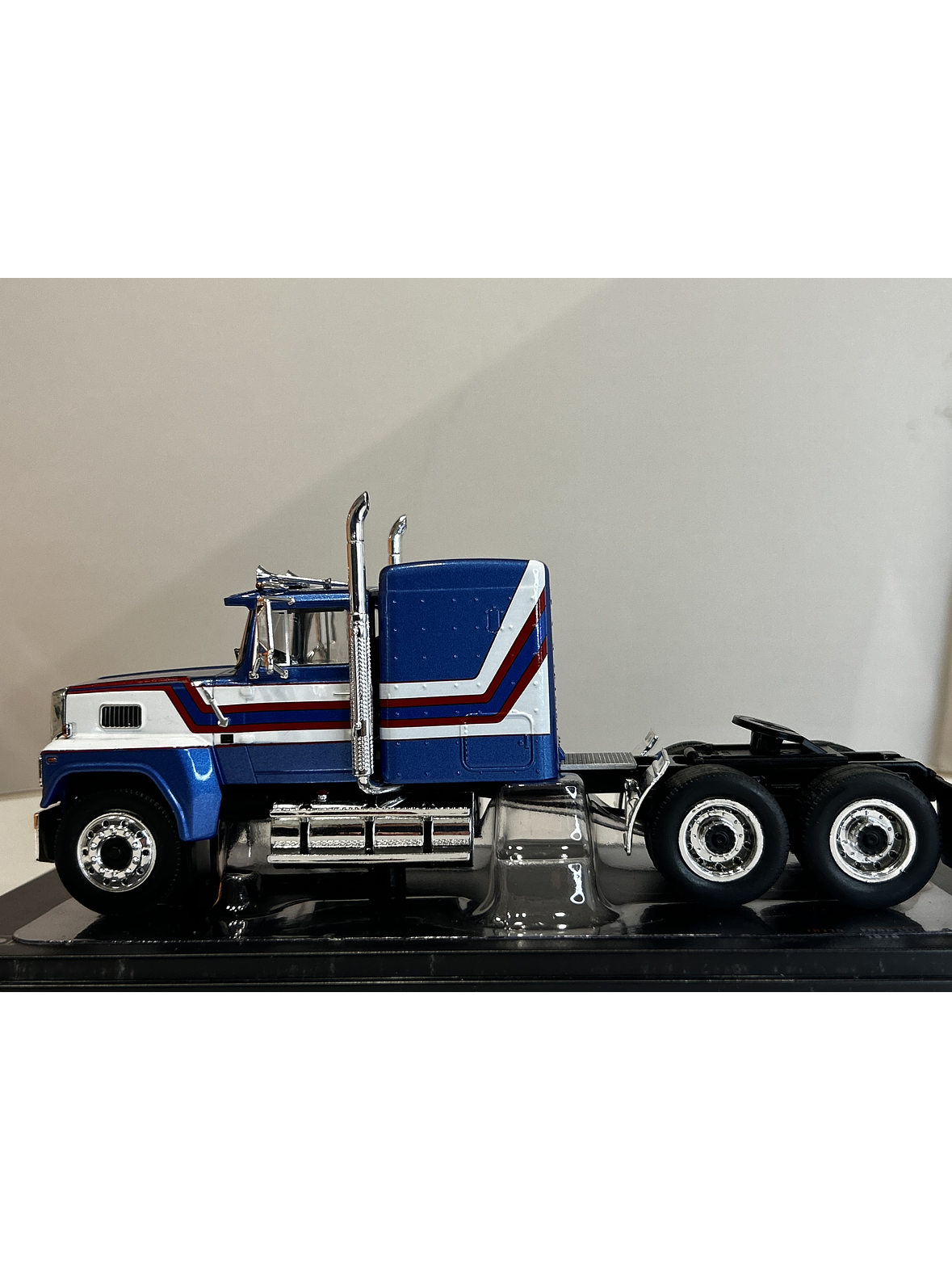 Camión Ford LTL-9000 – Ixo Models 1:43 – Clásico Americano en Chile 8