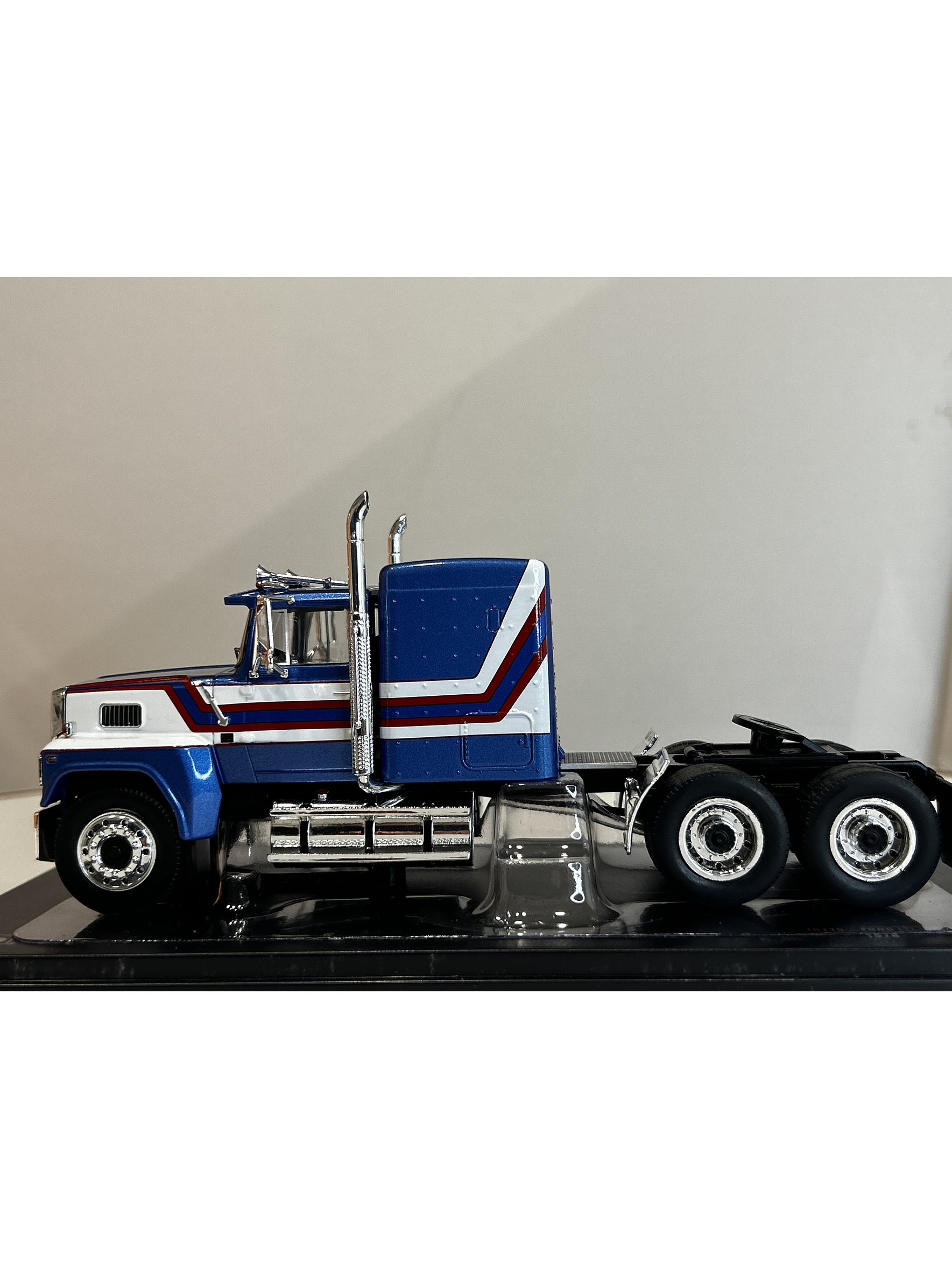 Camión Ford LTL-9000 – Ixo Models 1:43 – Clásico Americano en Chile 8