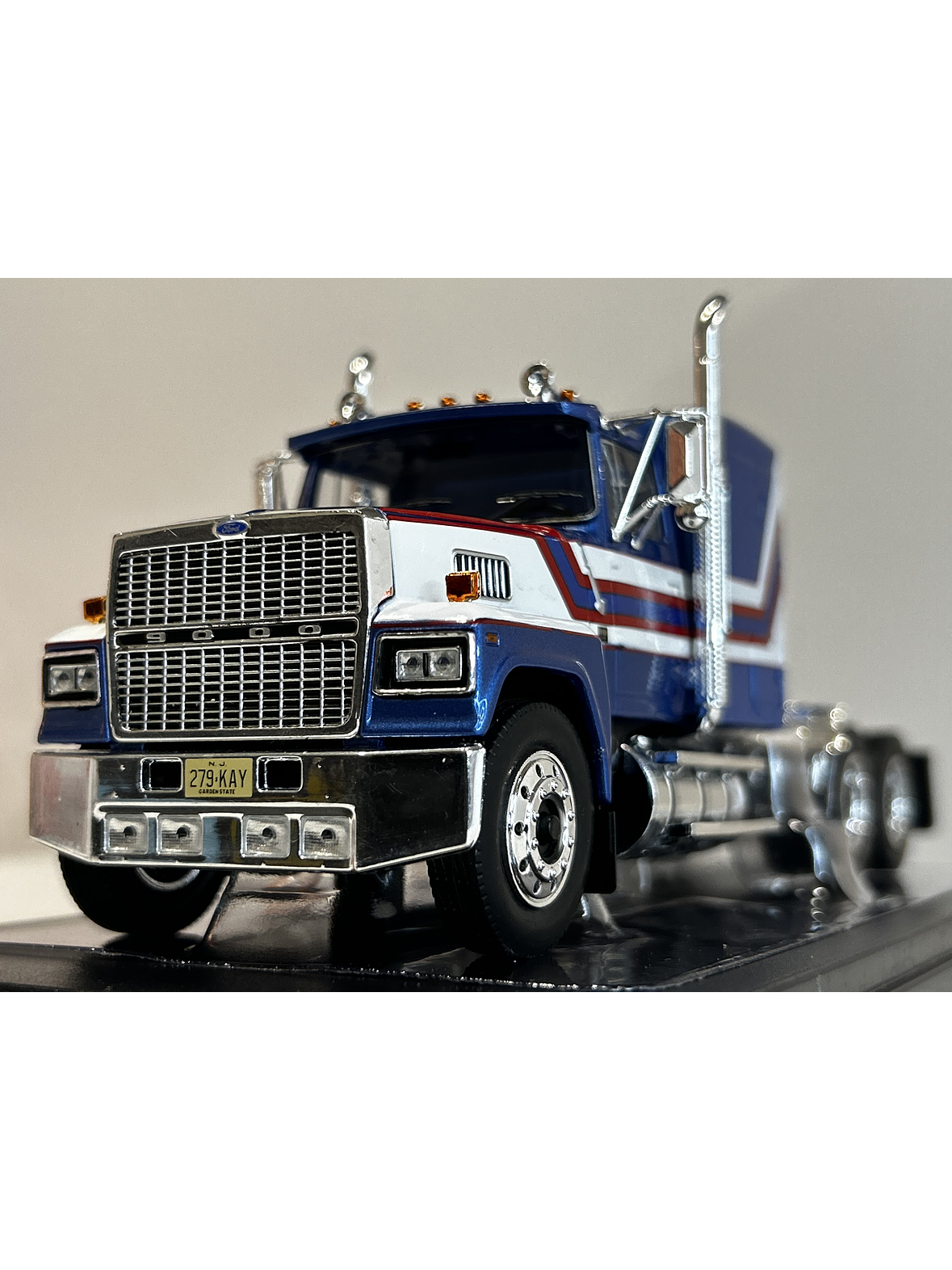 Camión Ford LTL-9000 – Ixo Models 1:43 – Clásico Americano en Chile 2