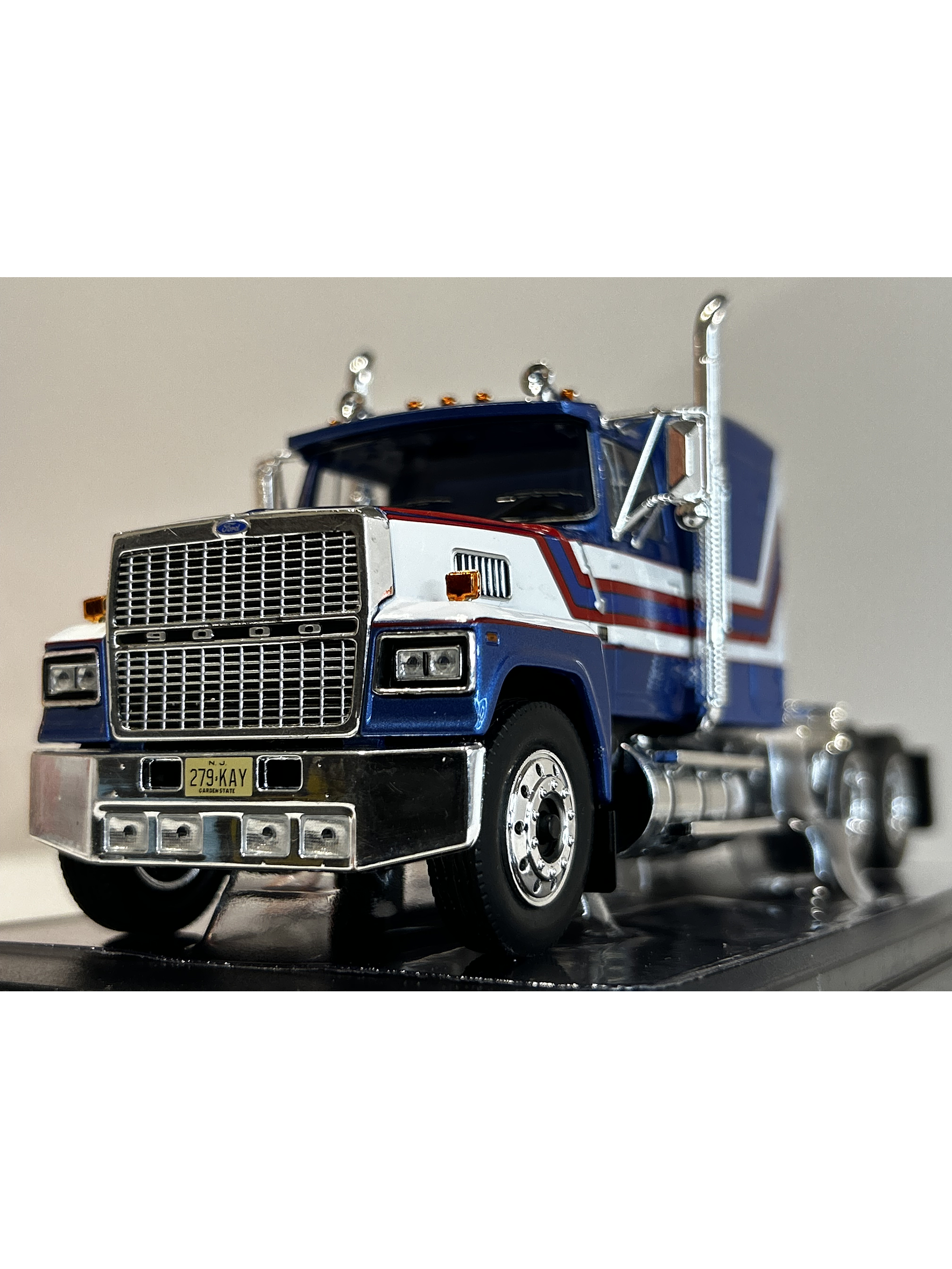 Camión Ford LTL-9000 – Ixo Models 1:43 – Clásico Americano en Chile 2