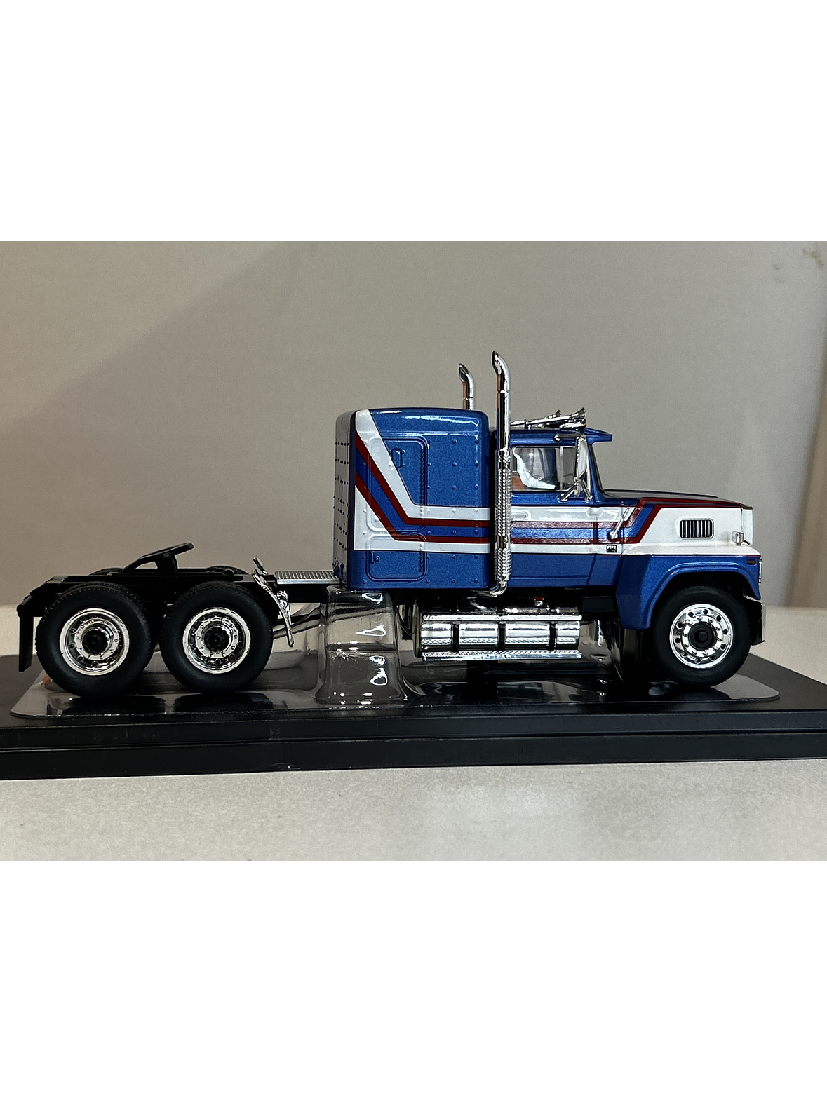 Camión Ford LTL-9000 – Ixo Models 1:43 – Clásico Americano en Chile 4