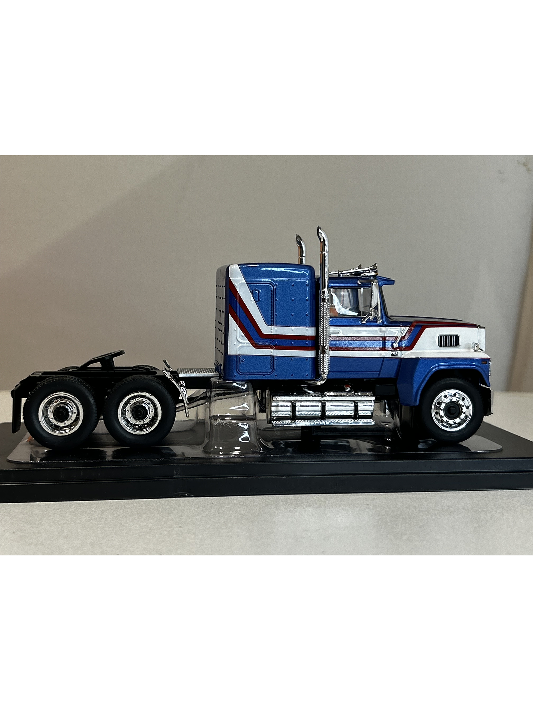 Camión Ford LTL-9000 – Ixo Models 1:43 – Clásico Americano en Chile 4