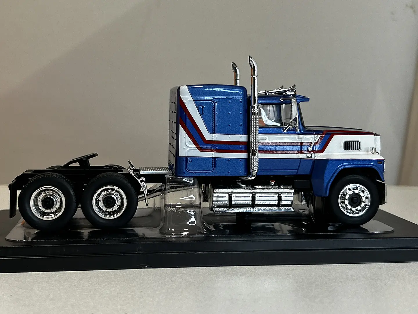 Camión Ford LTL-9000 | IXO 1:43 Coleccionable 13
