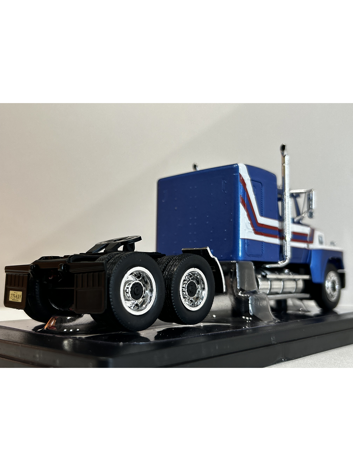 Camión Ford LTL-9000 – Ixo Models 1:43 – Clásico Americano en Chile 5
