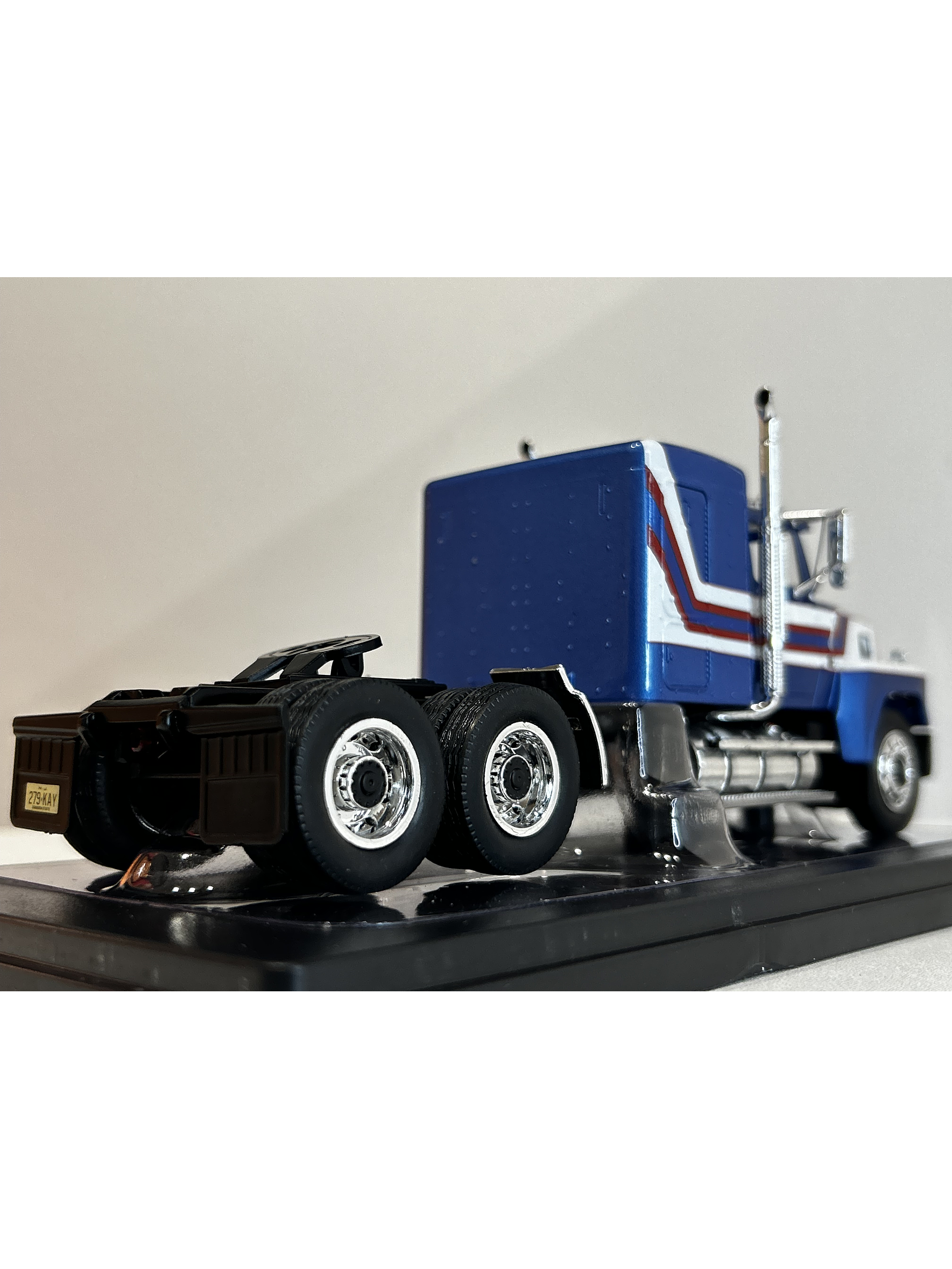 Camión Ford LTL-9000 – Ixo Models 1:43 – Clásico Americano en Chile 5