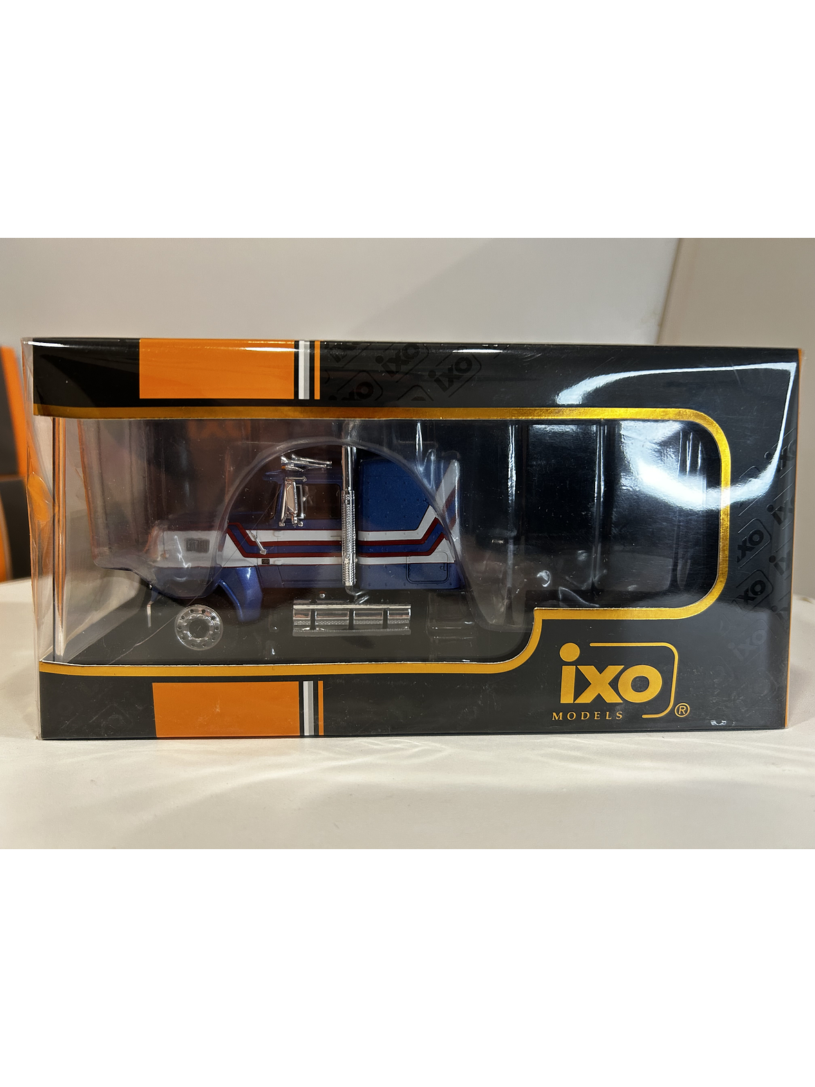 Camión Ford LTL-9000 – Ixo Models 1:43 – Clásico Americano en Chile 10