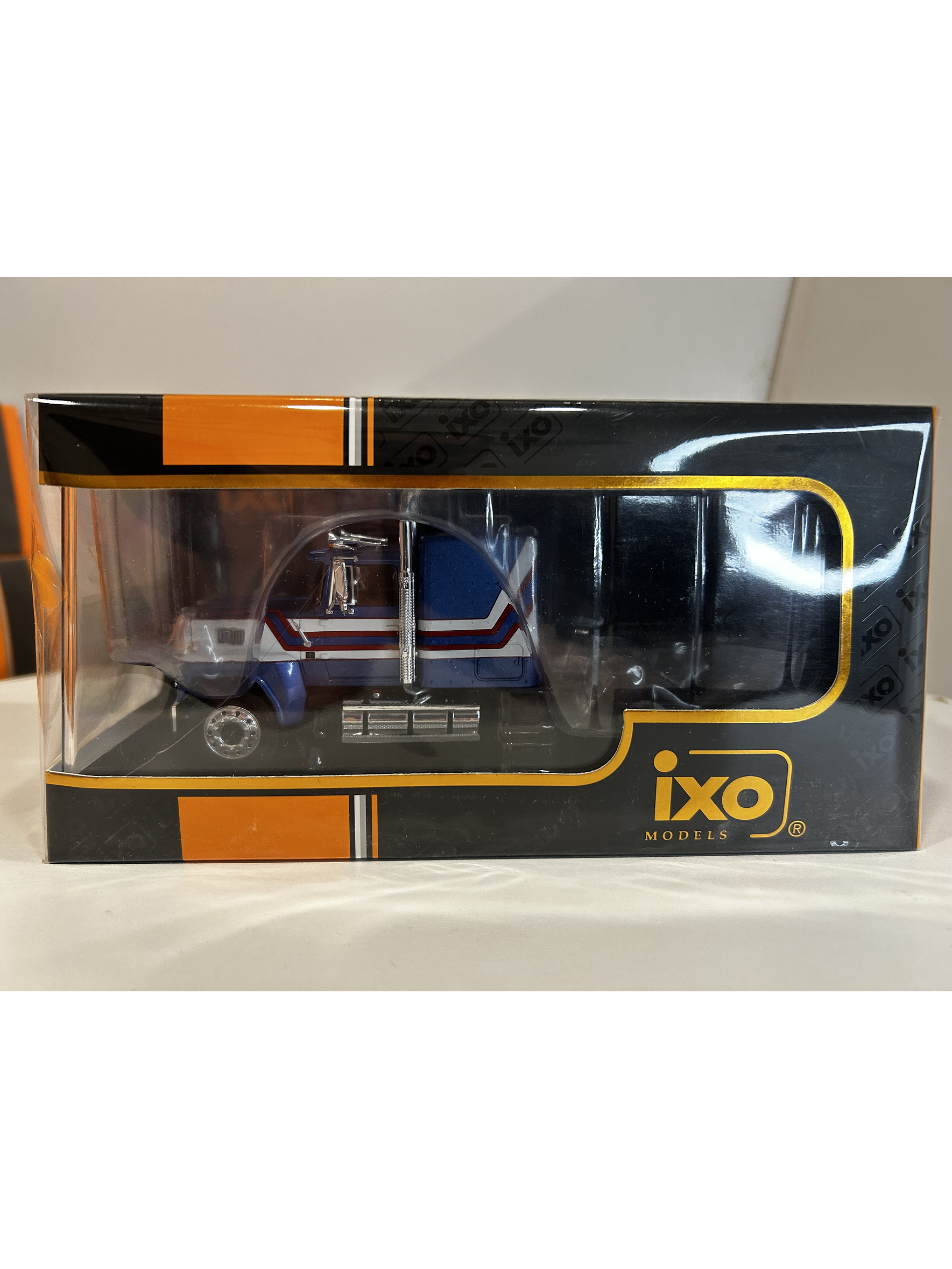 Camión Ford LTL-9000 – Ixo Models 1:43 – Clásico Americano en Chile 10