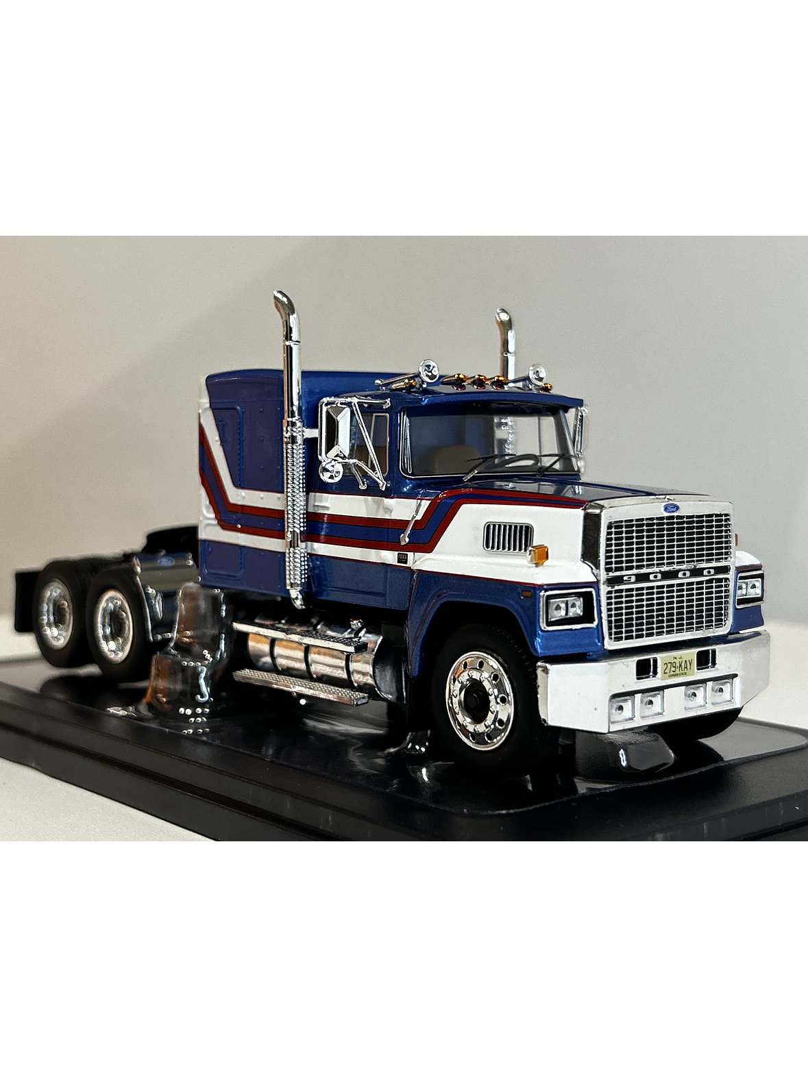 Camión Ford LTL-9000 – Ixo Models 1:43 – Clásico Americano en Chile 3