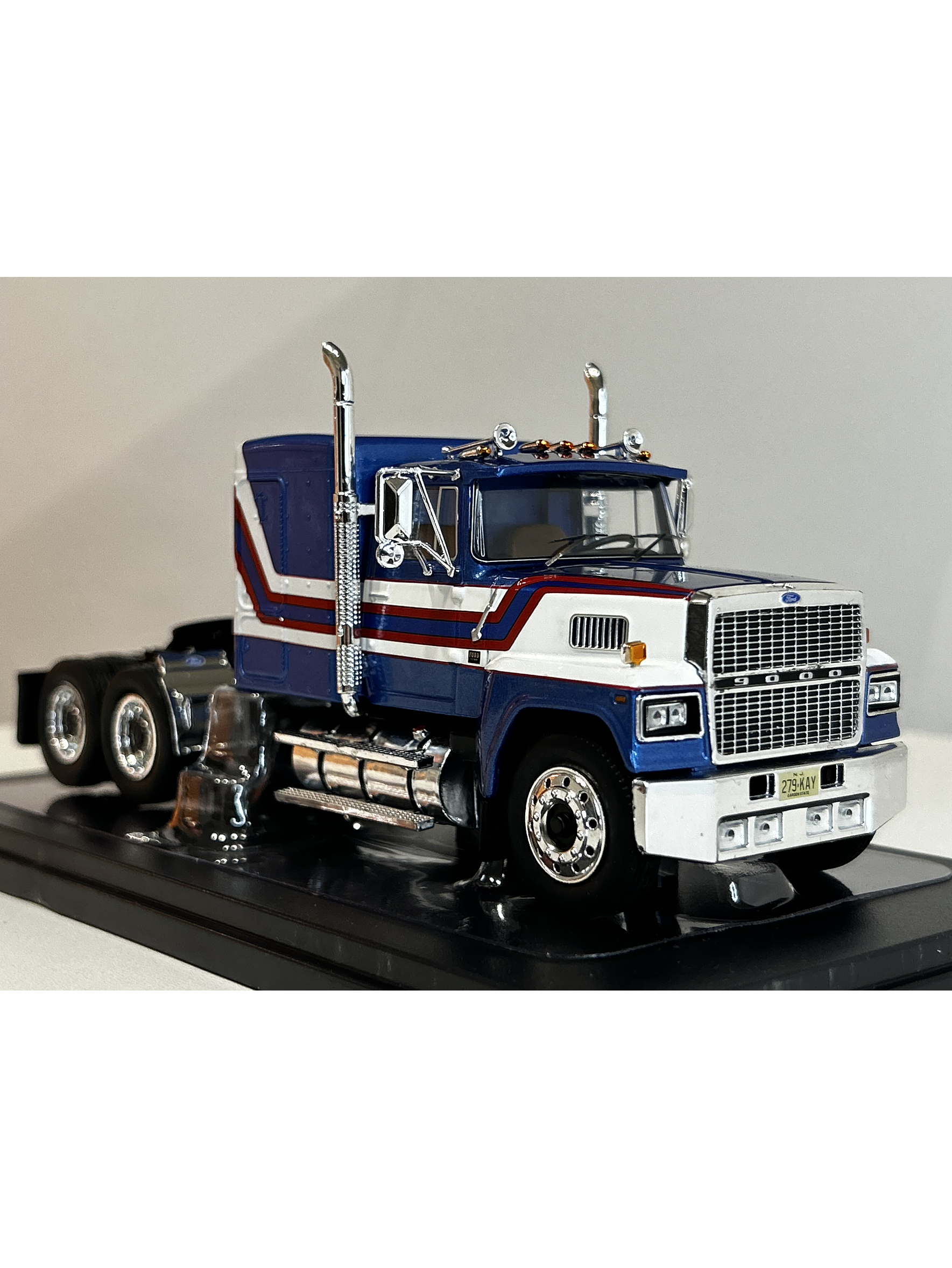 Camión Ford LTL-9000 – Ixo Models 1:43 – Clásico Americano en Chile 3