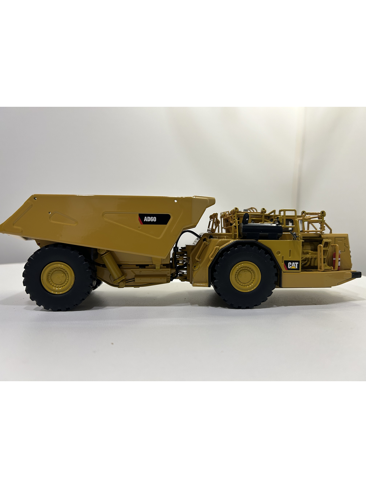 Caterpillar AD60 – Camión Minero Subterráneo Articulado – Die-Cast Masters 1:50 4