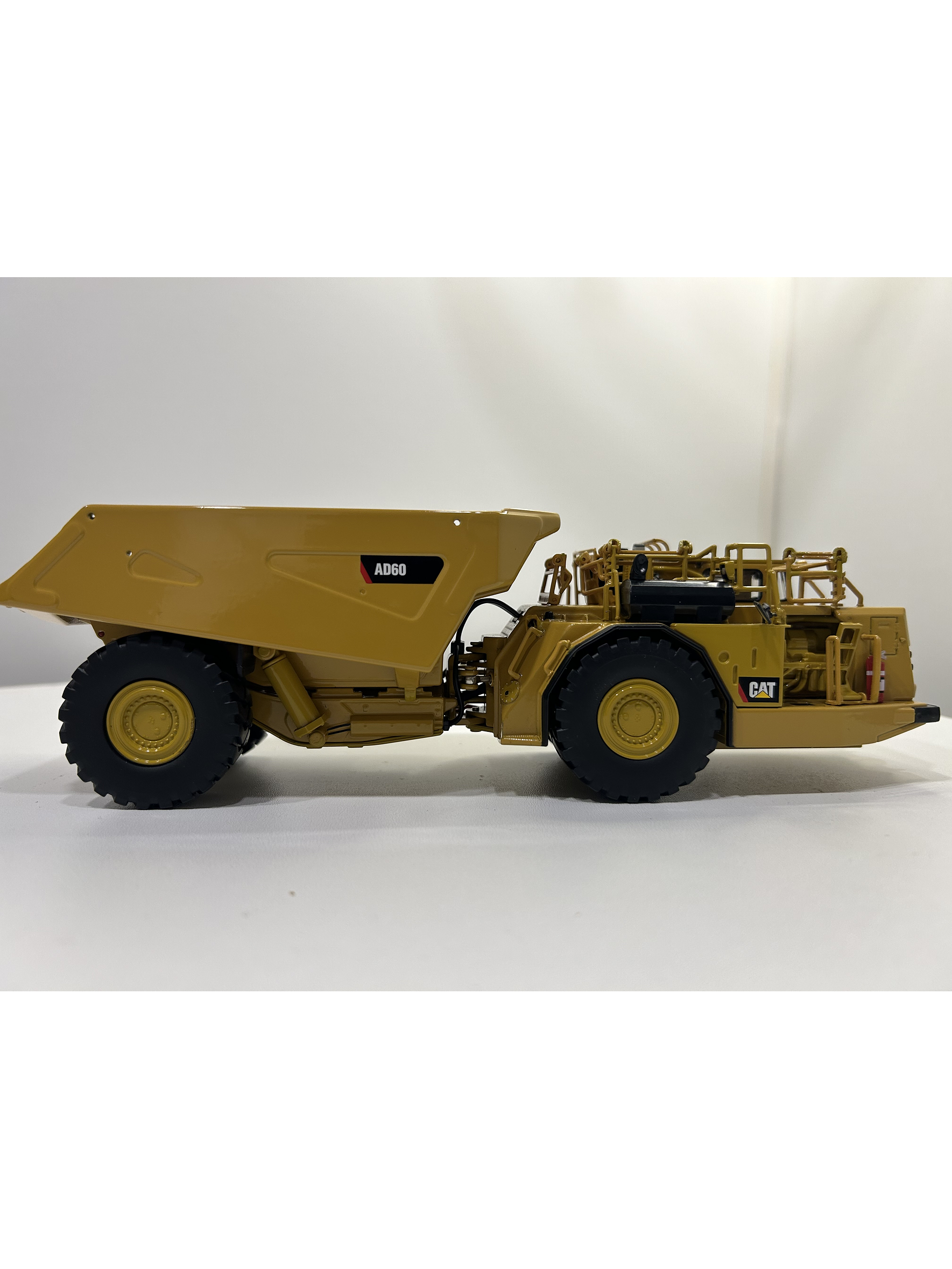 Caterpillar AD60 – Camión Minero Subterráneo Articulado – Die-Cast Masters 1:50 4