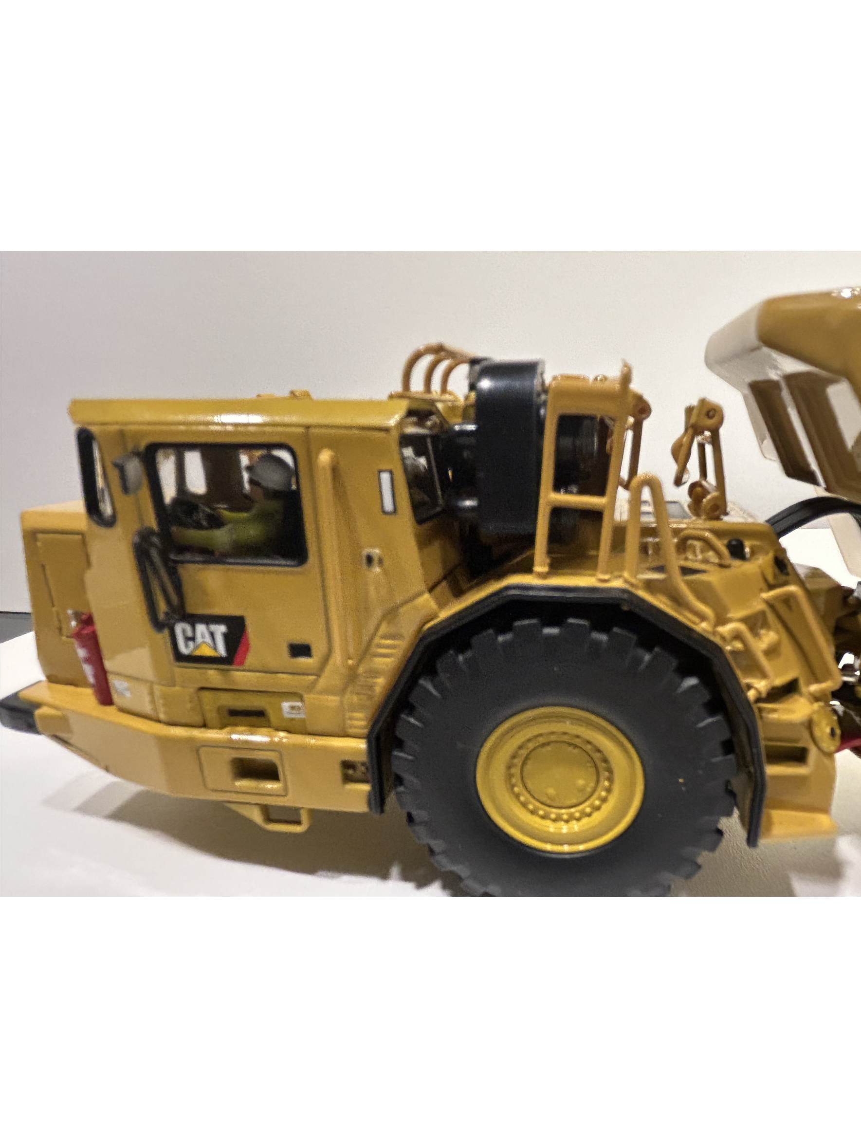 Caterpillar AD60 – Camión Minero Subterráneo Articulado – Die-Cast Masters 1:50 8