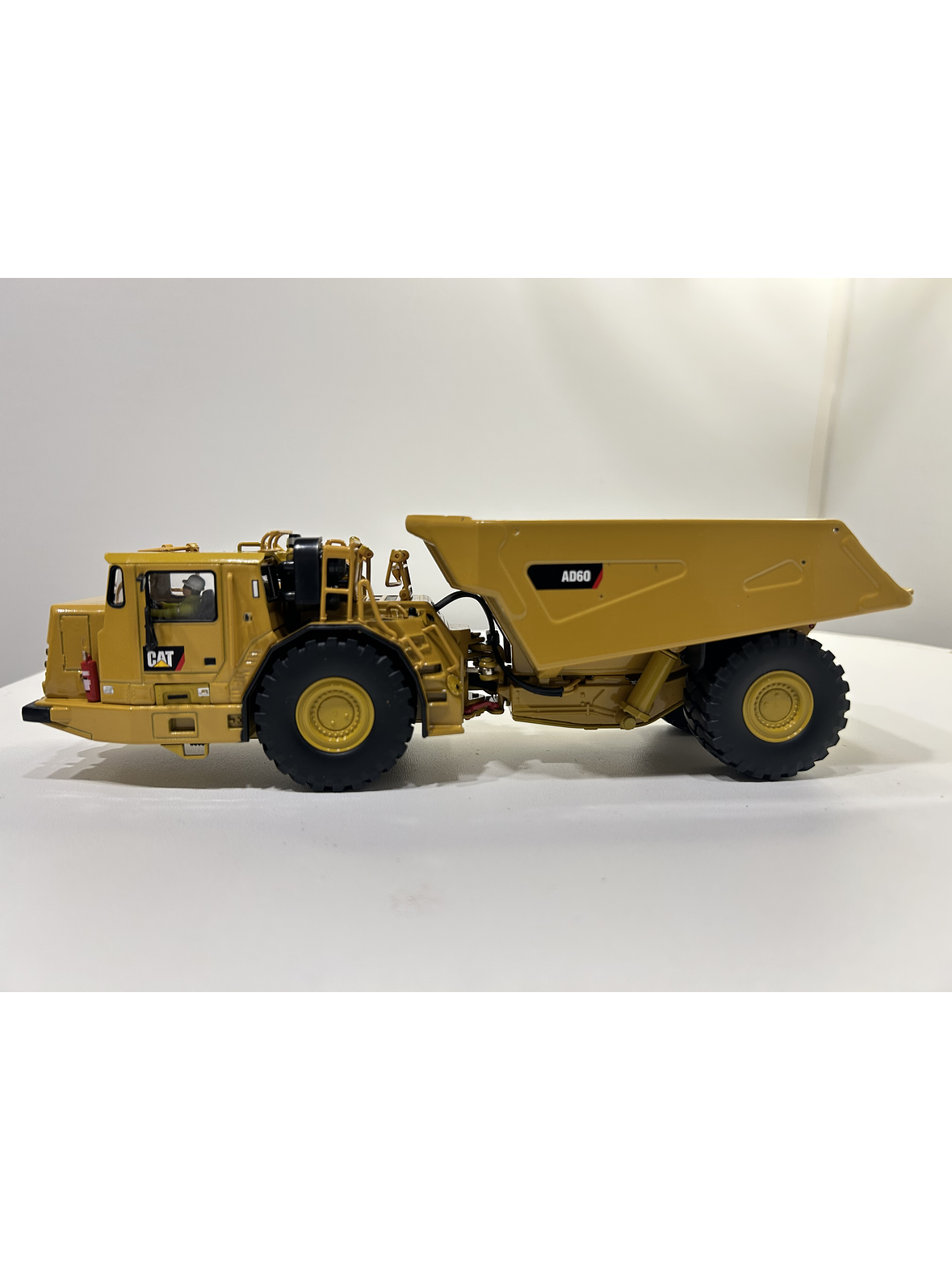 Caterpillar AD60 – Camión Minero Subterráneo Articulado – Die-Cast Masters 1:50 7