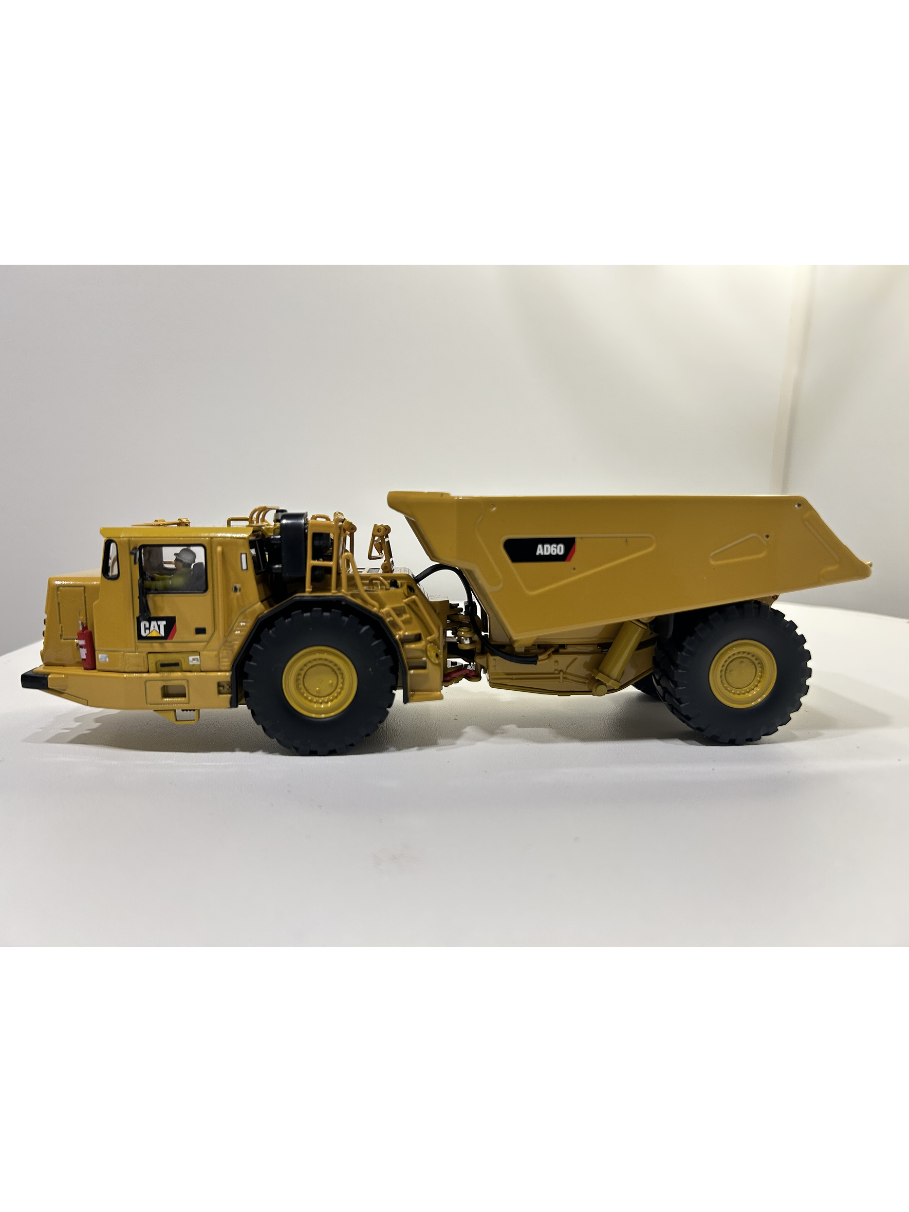 Caterpillar AD60 – Camión Minero Subterráneo Articulado – Die-Cast Masters 1:50 7