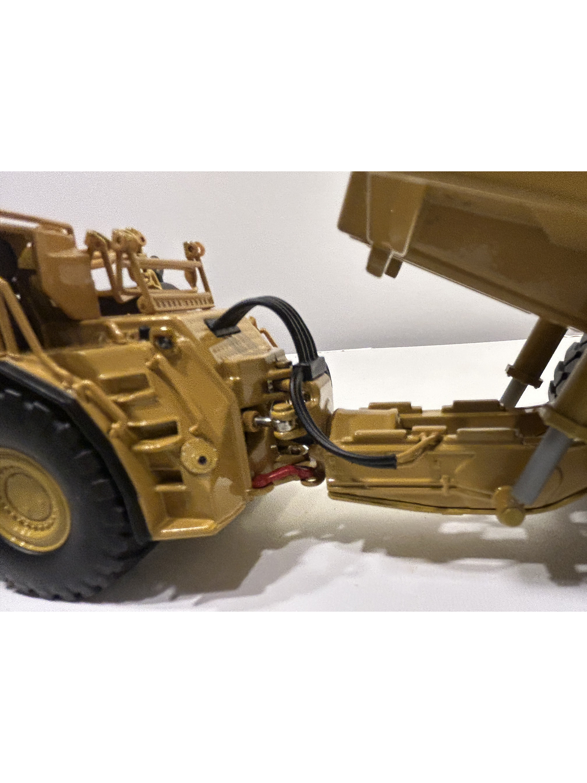 Caterpillar AD60 – Camión Minero Subterráneo Articulado – Die-Cast Masters 1:50 9