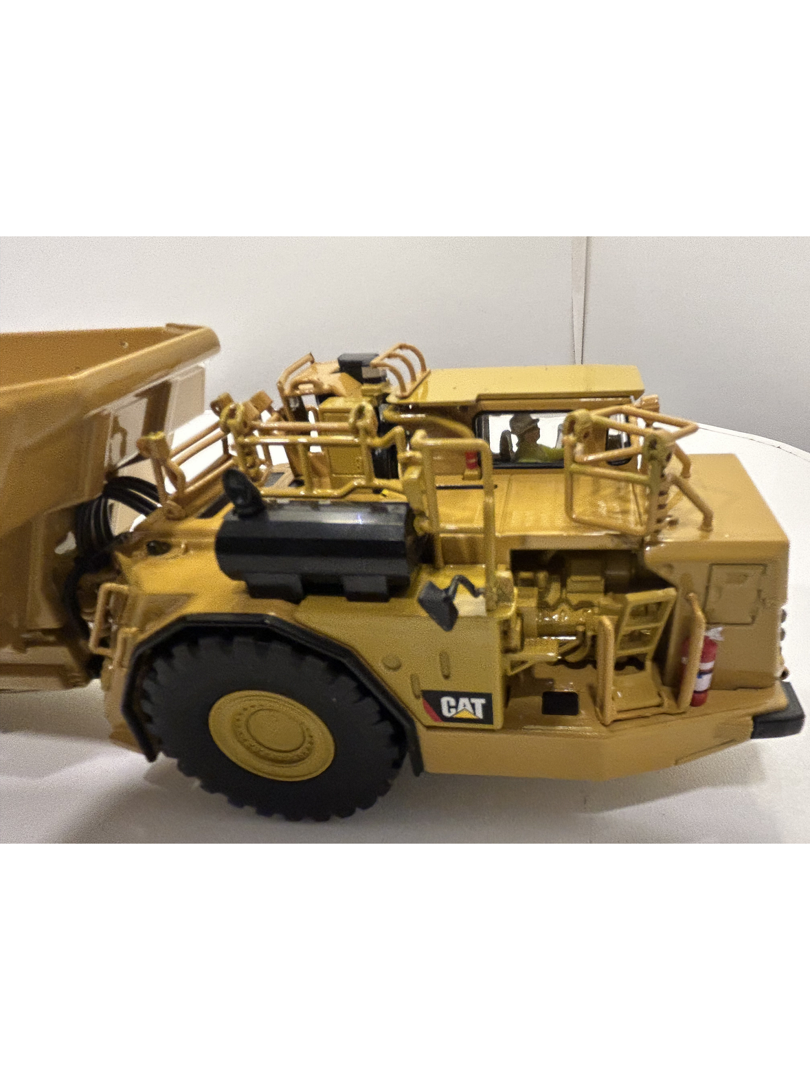 Caterpillar AD60 – Camión Minero Subterráneo Articulado – Die-Cast Masters 1:50 10