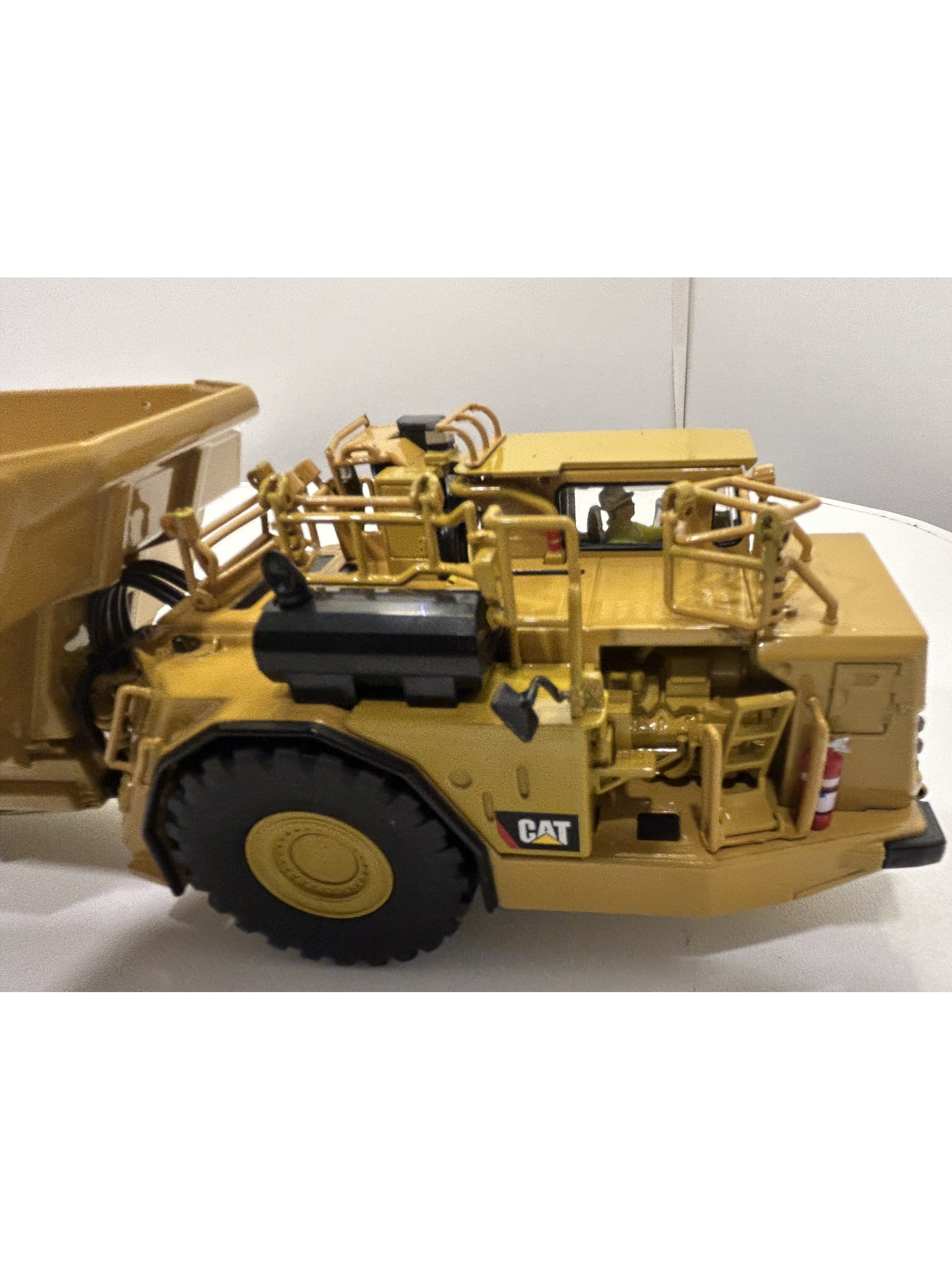 Caterpillar AD60 – Camión Minero Subterráneo Articulado – Die-Cast Masters 1:50 10