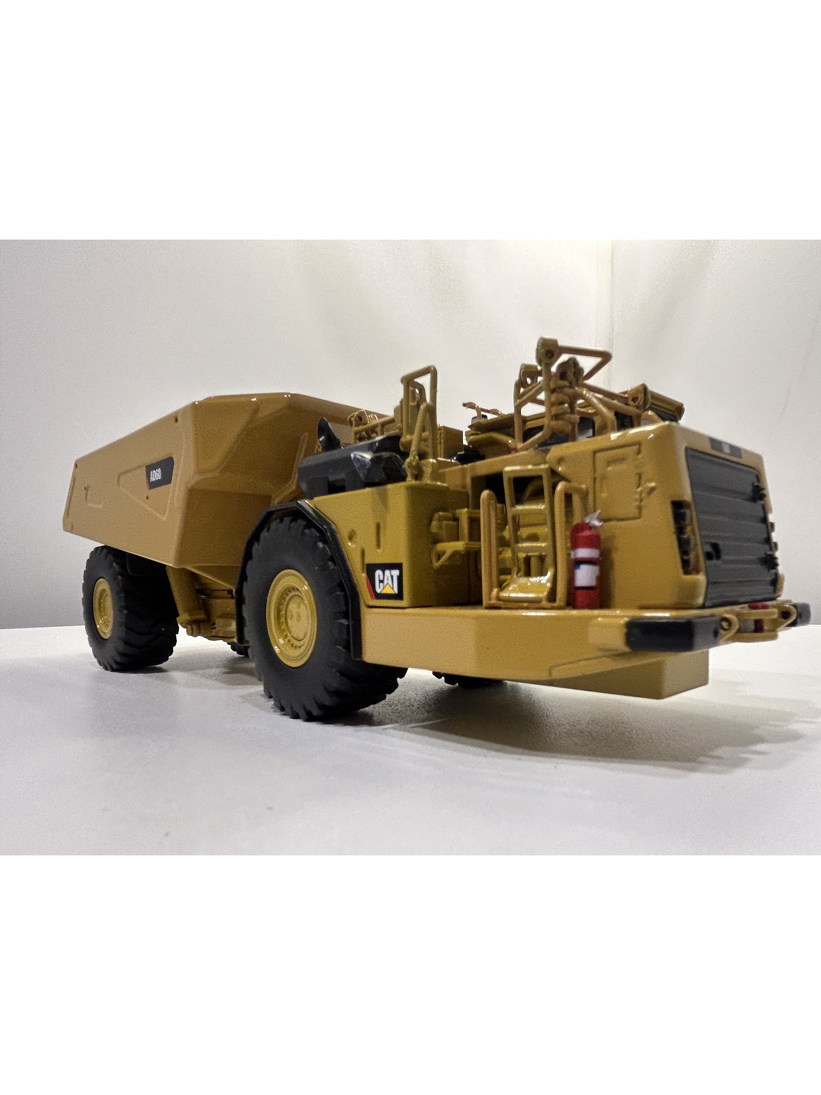 Caterpillar AD60 – Camión Minero Subterráneo Articulado – Die-Cast Masters 1:50 3