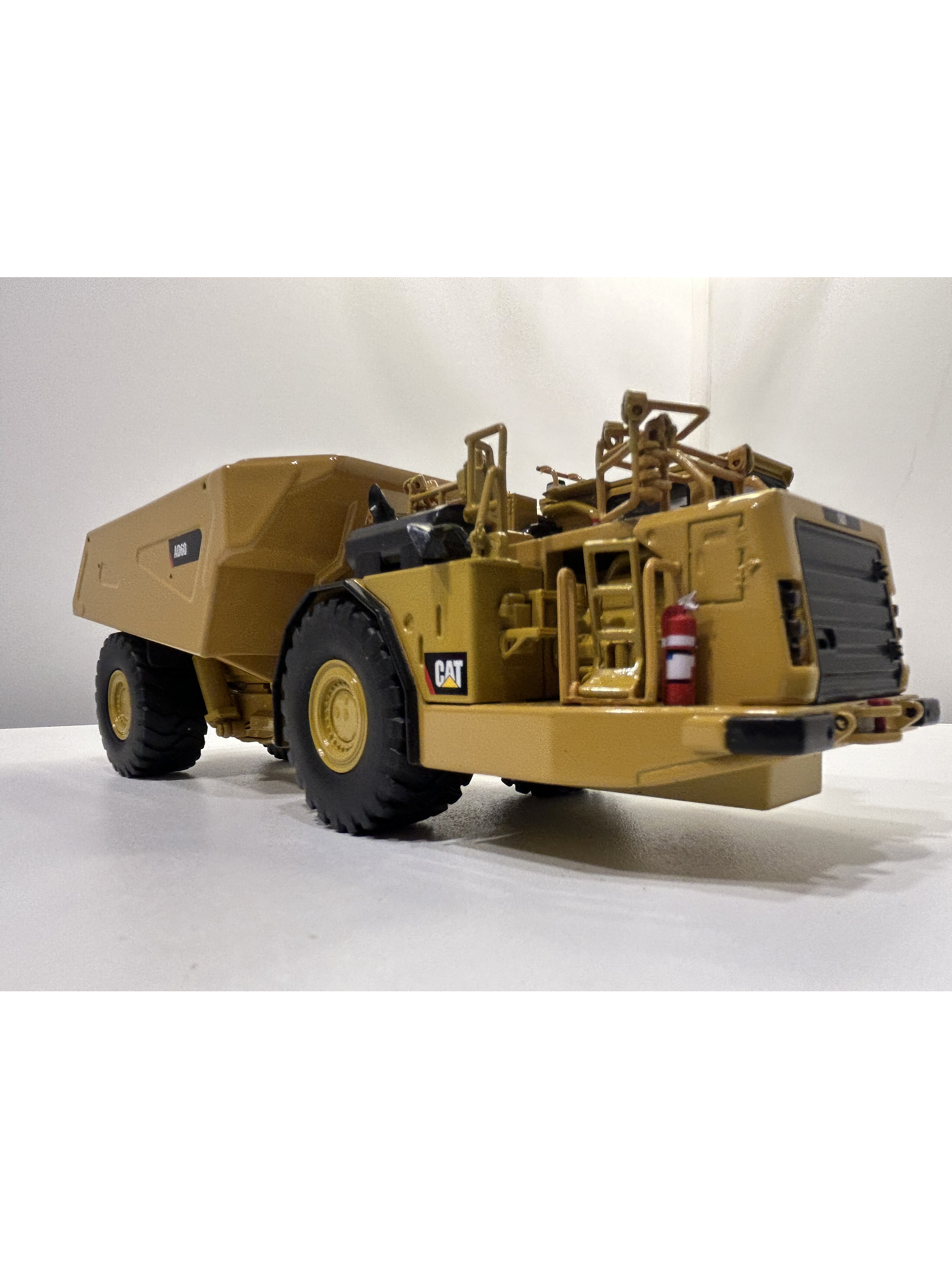 Caterpillar AD60 – Camión Minero Subterráneo Articulado – Die-Cast Masters 1:50 3