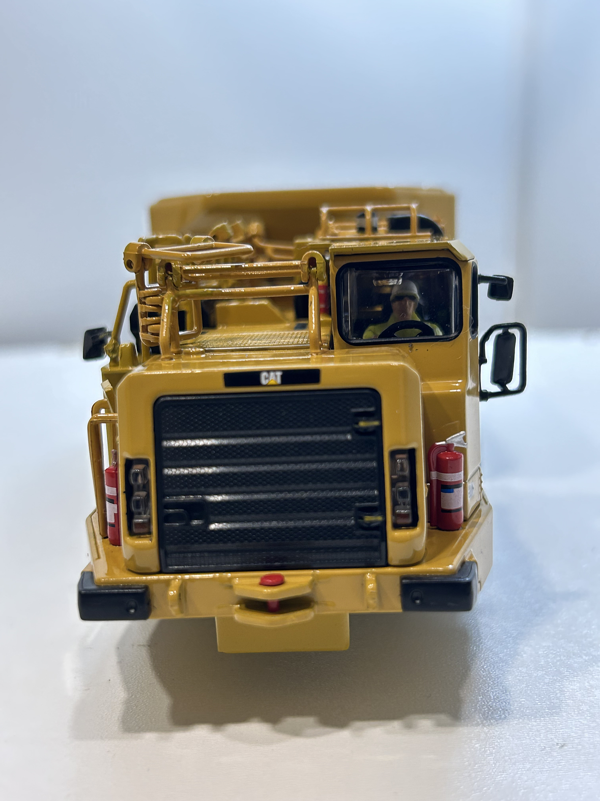 Caterpillar AD60 – Camión Minero Subterráneo Articulado – Die-Cast Masters 1:50 11
