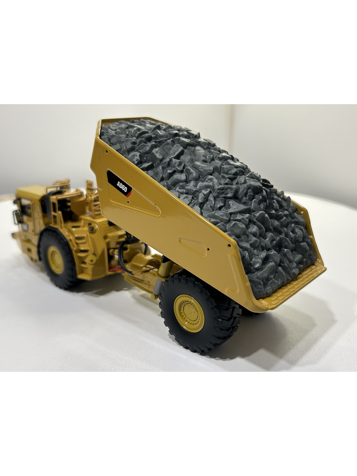 Caterpillar AD60 – Camión Minero Subterráneo Articulado – Die-Cast Masters 1:50 6